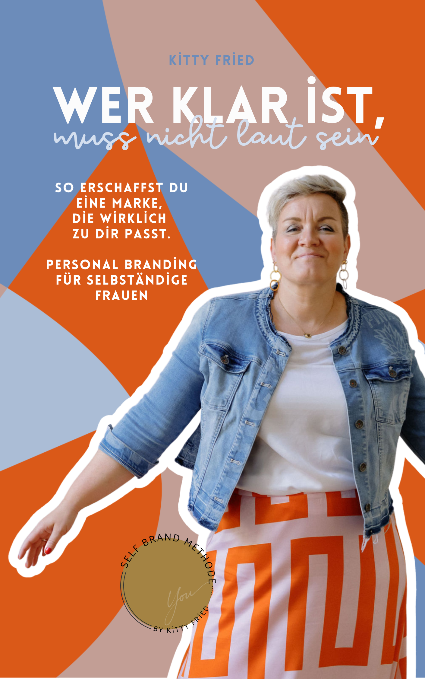 Ein Frau mit kurzen, grau-blonden Haaren trägt ein blauen Jeansjacke, ein weißes T-Shirt mit orangefarbenen Mustern und einen orange-grauen Rock mit großen weißen Buchstaben, der die Silhouette einer Frau zeigt.