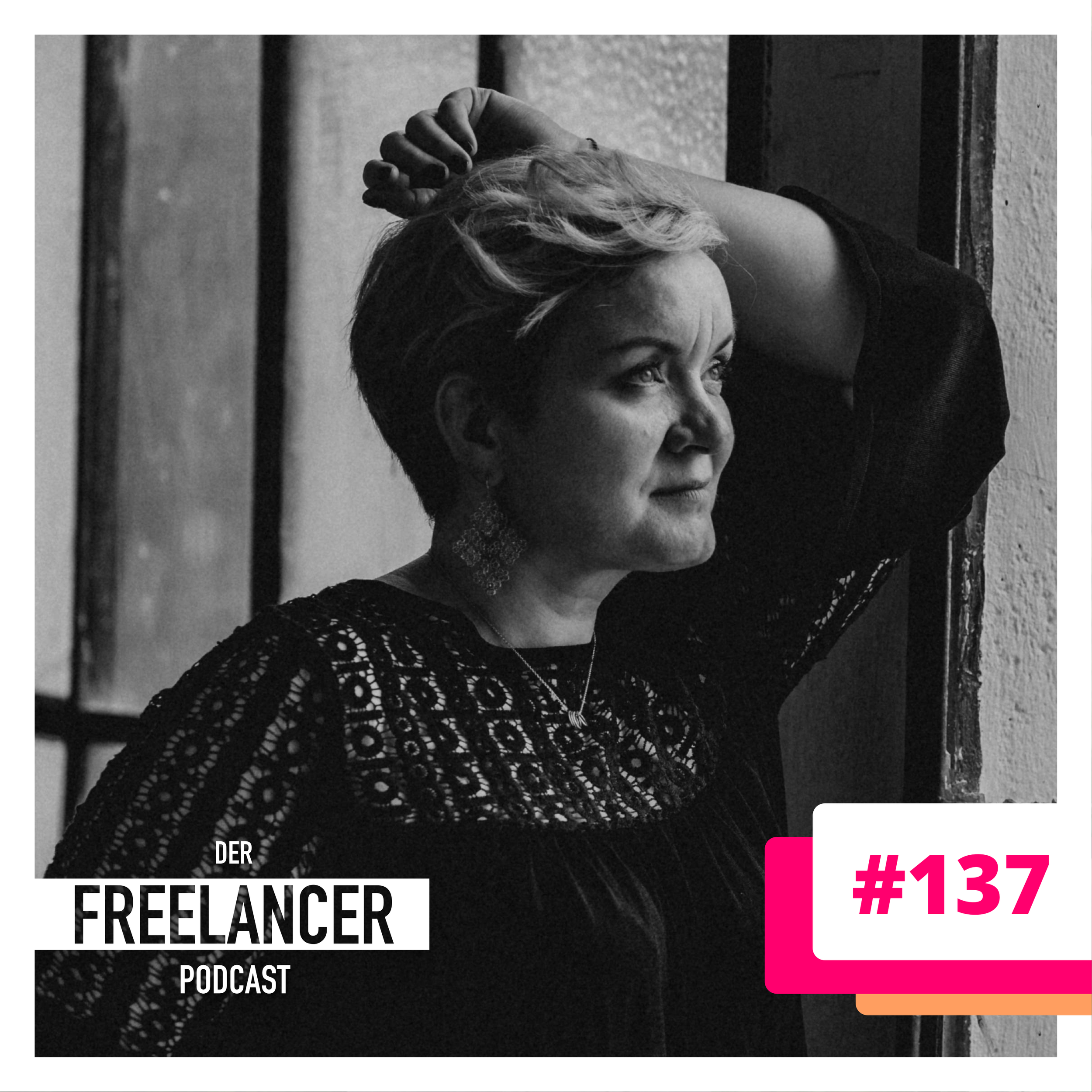 Schwarz-weiß-Foto einer Frau, die nach oben schaut, mit einem Arm über dem Kopf, vor einer Wand. Text auf dem Bild: 'Der Freelancer Podcast #137'.