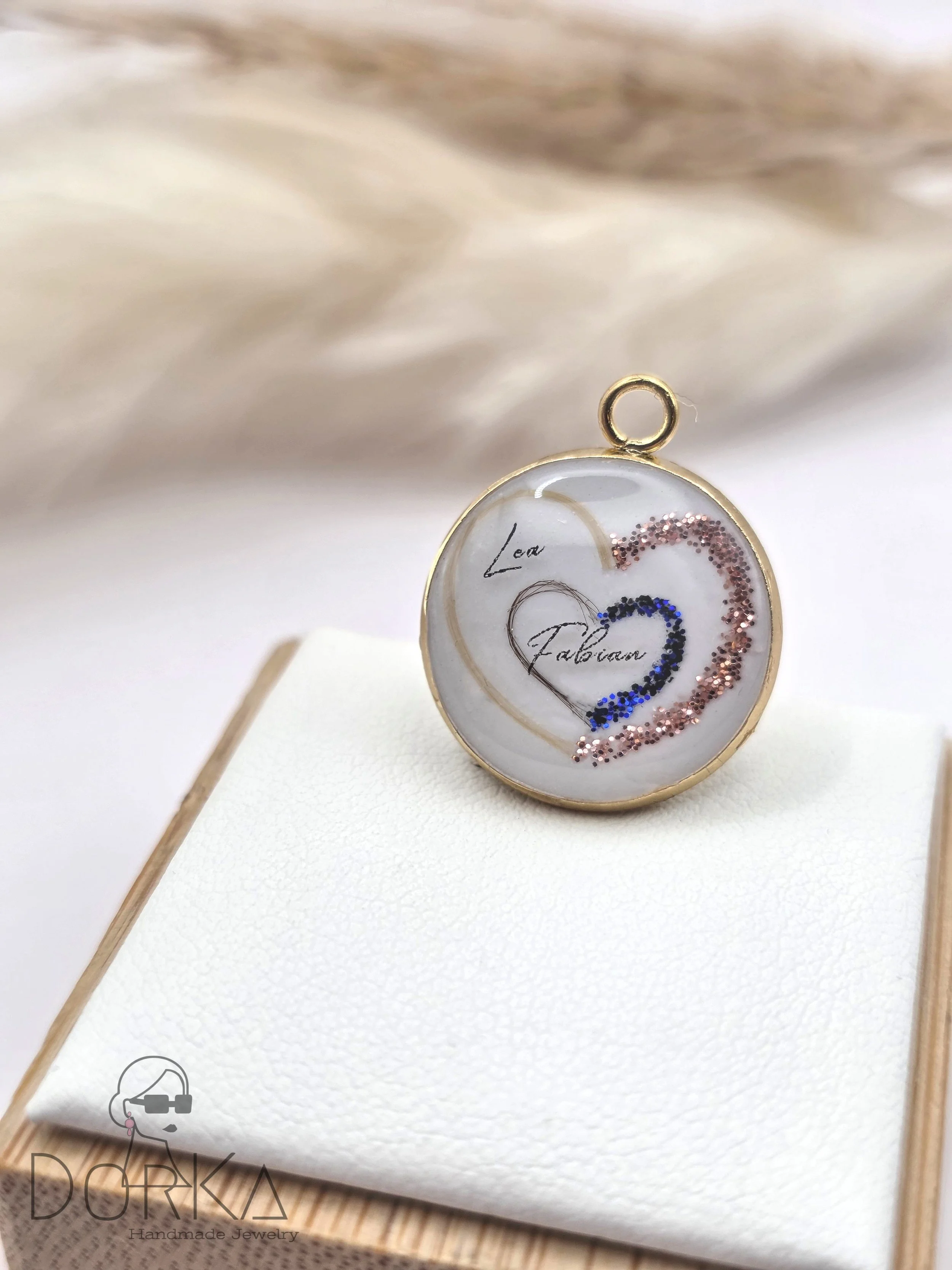 Kettenanhänger, Rund, mit Muttermilch und zwei Herzen aus Haare und Glitzer & Namen