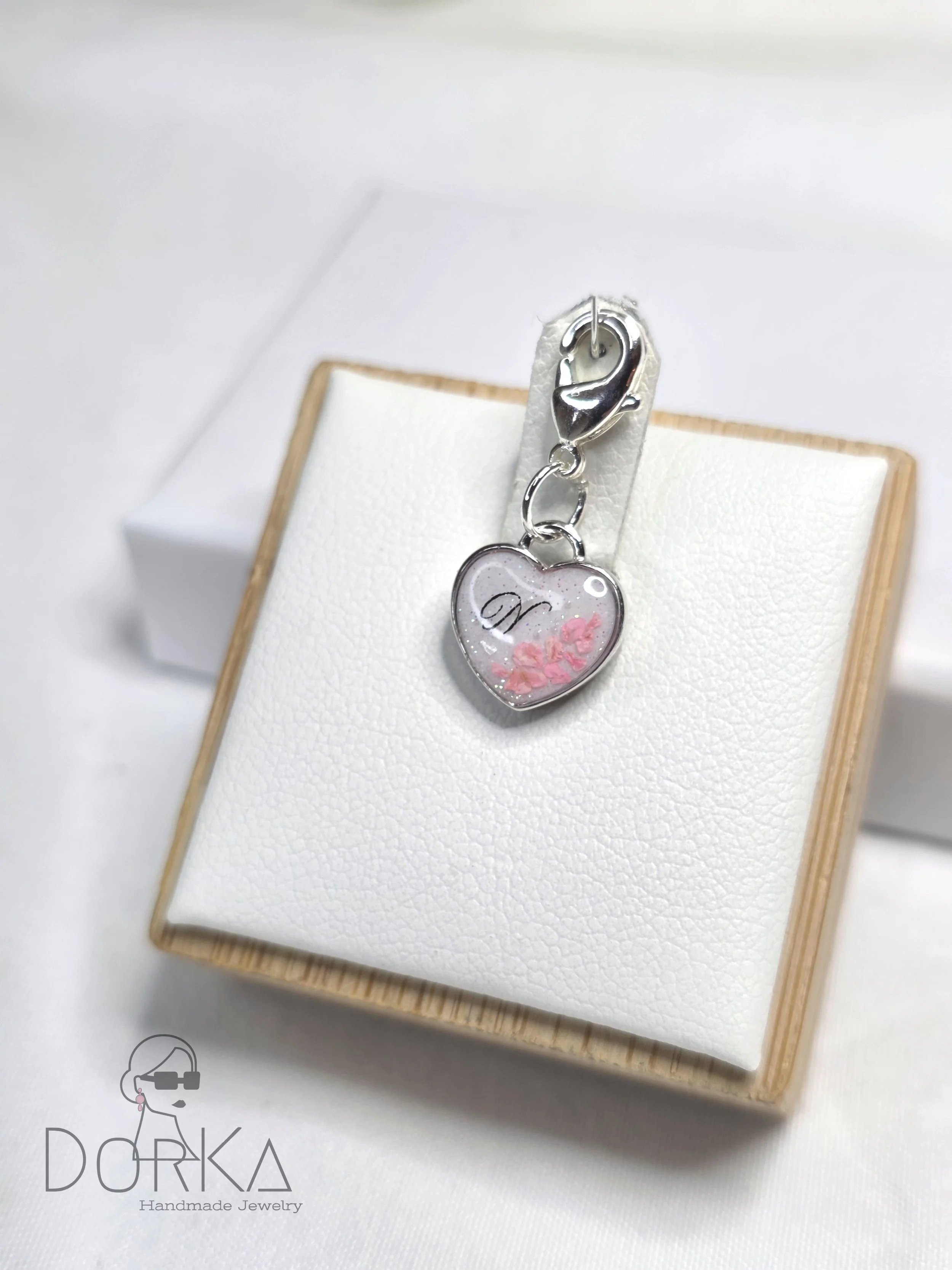 Armbandanhänger, Herzform, mit Karabiner, 925 Sterling Silber, mit Muttermilch Trockenblumen, Glitzer und Initial