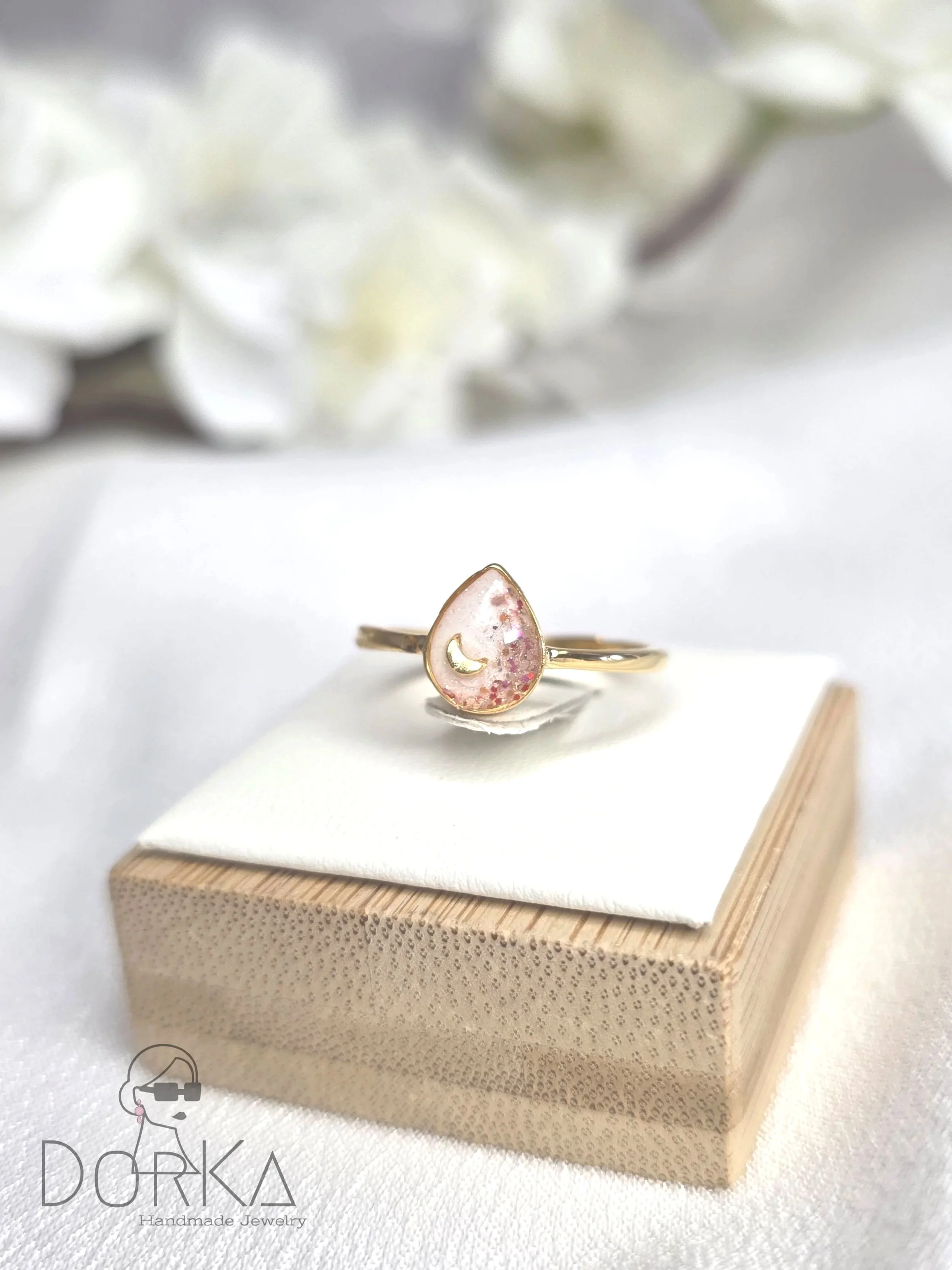 Tropfenförmiger Ring, Größentreu, mit Muttermilch, Glitzer und einem kleinen Mond