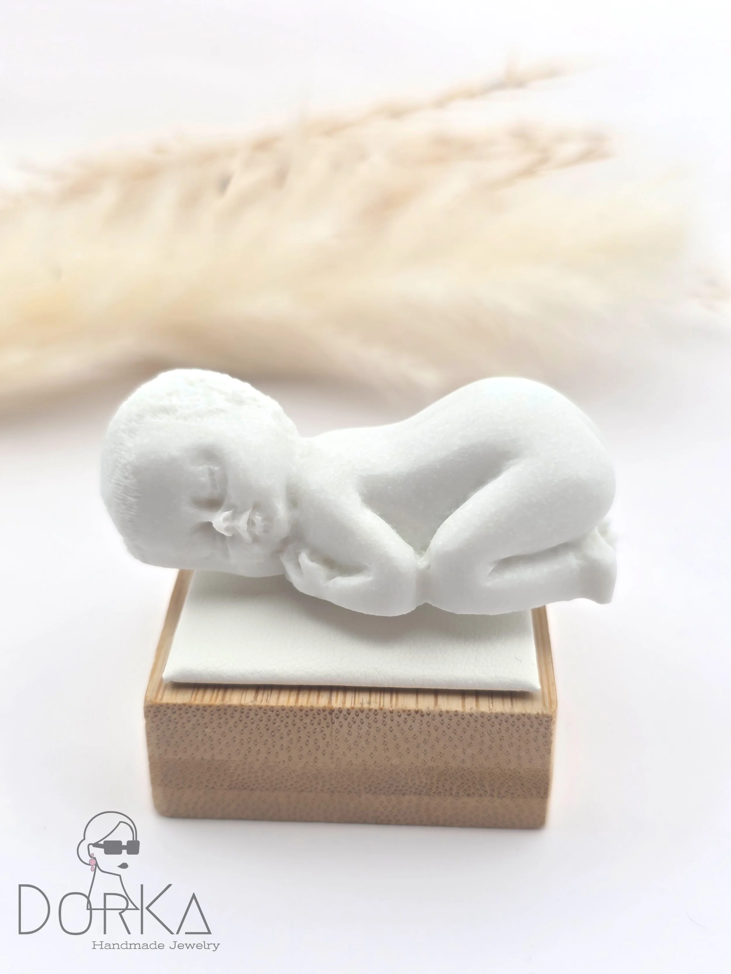 Muttermilch-Skulptur „Schlafendes Baby“