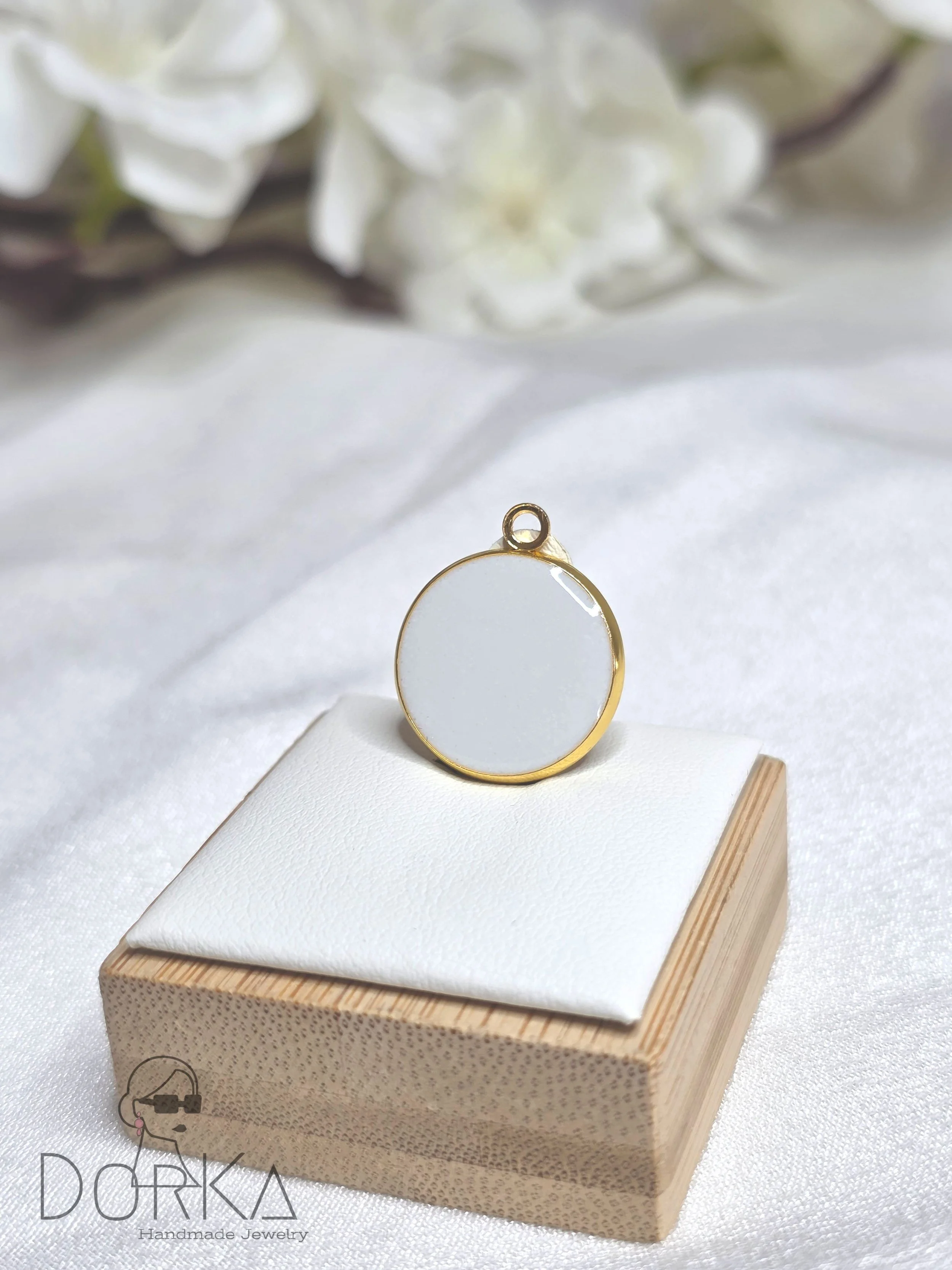 Runder Anhänger mit Muttermilch