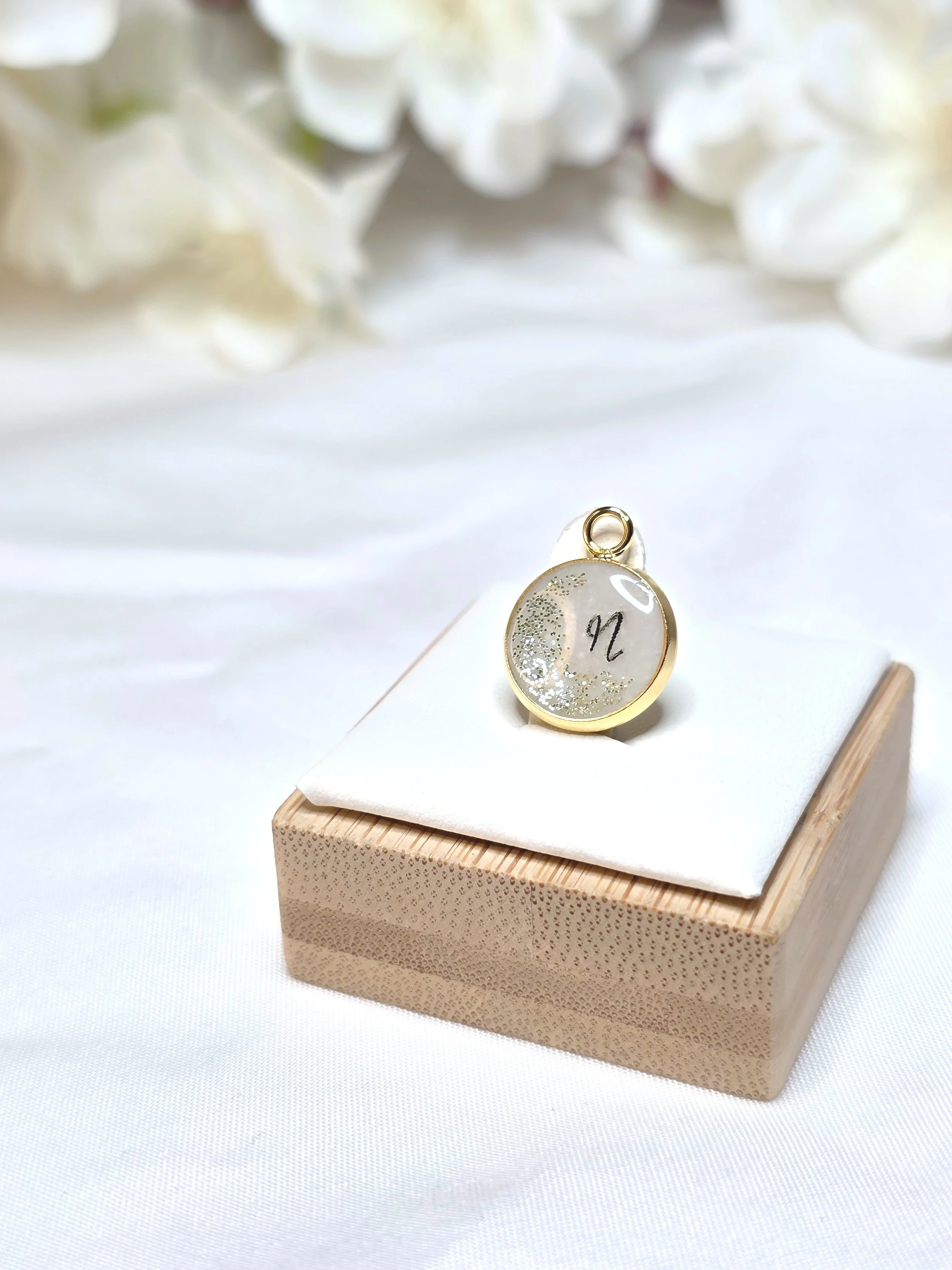 Kettenanhänger, Rund, mit Muttermilch, Glitzer und Initial