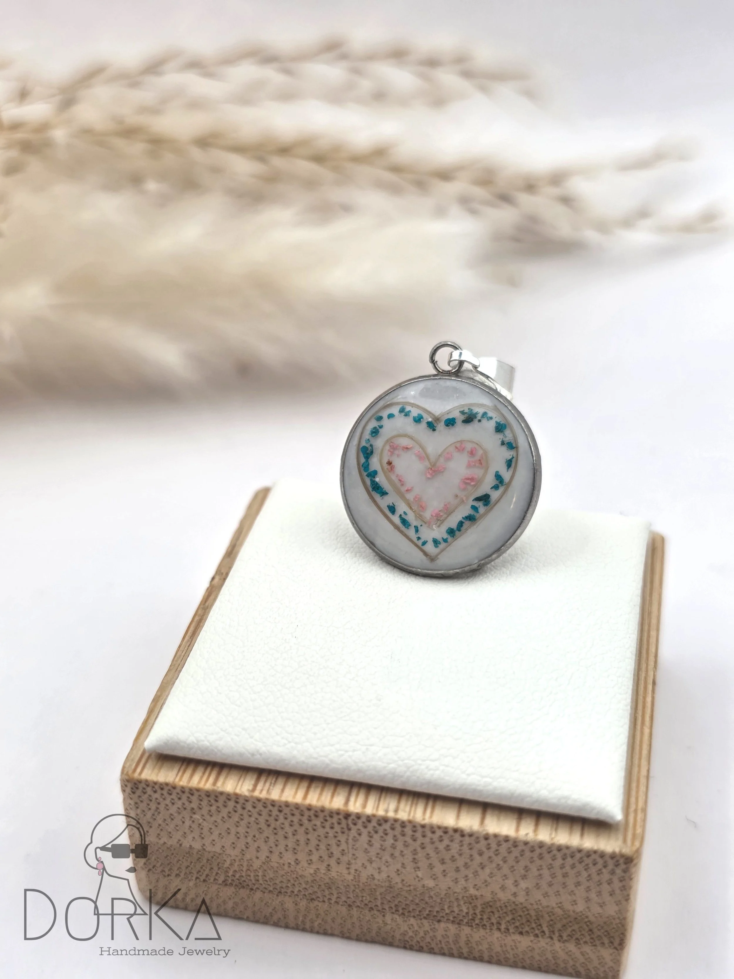 Kettenanhänger, Rund, mit Muttermilch und Herzen aus zwei verschiedene Haare und Trockenblumen