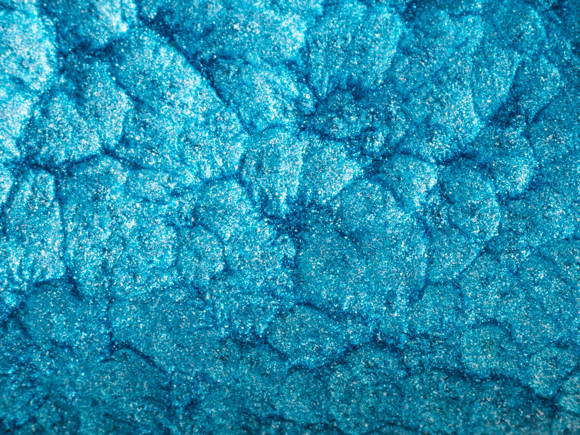 Surfata bleu irisée, pailletée, avec un aspect brillant et texturé.