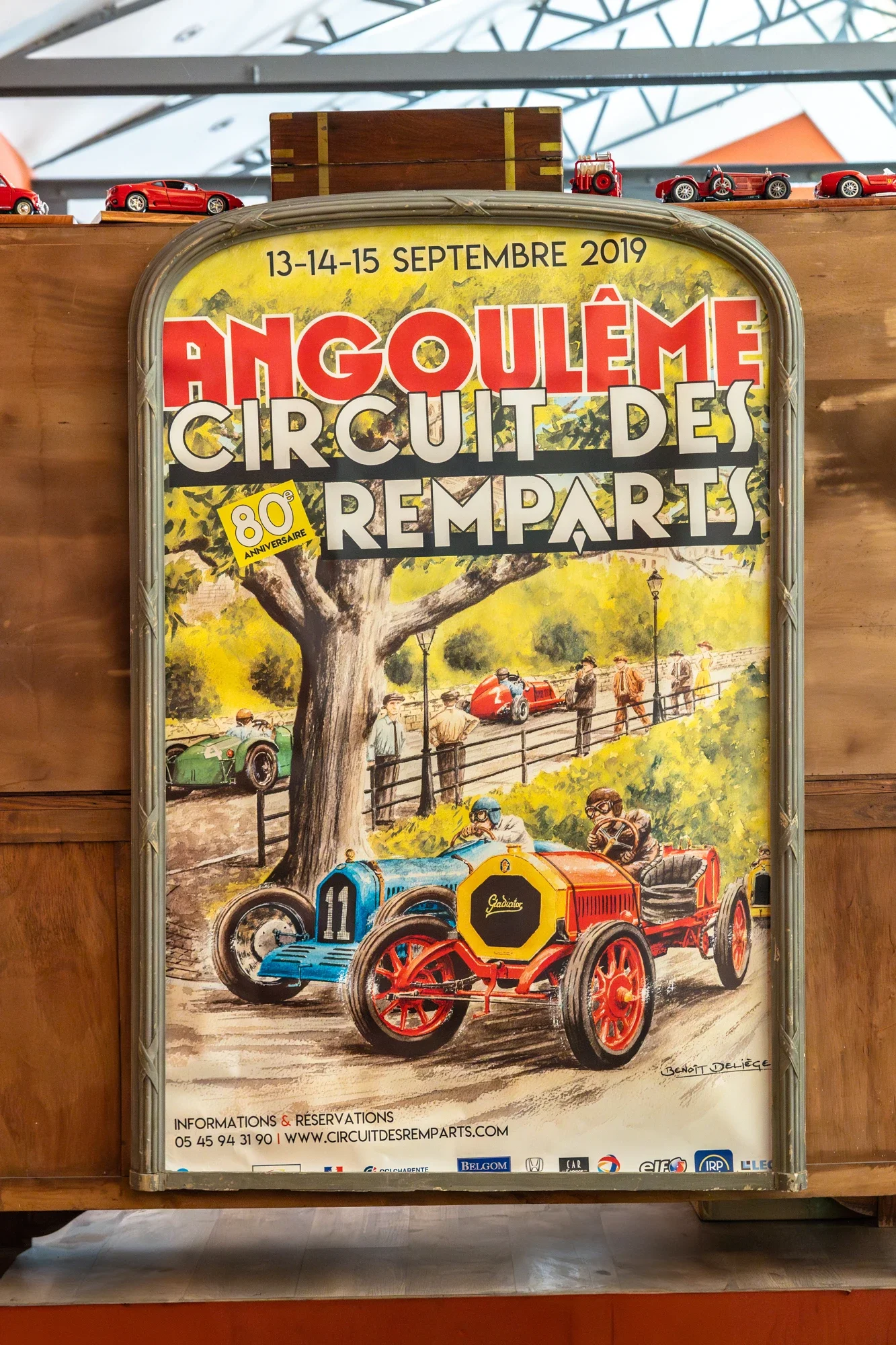 Affiche pour l'événement 'Angoulême Circuit des Remparts' du 13 au 15 septembre 2019, avec une illustration de voiture ancienne dans un parc ombragé.