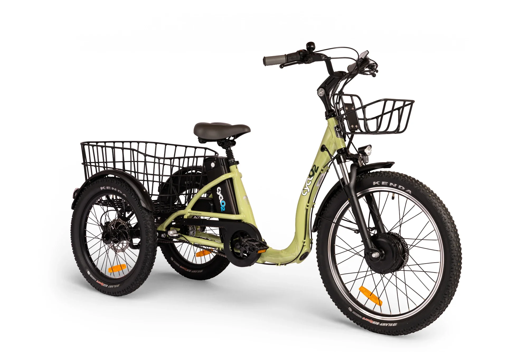 Vélo électrique avec un compartiment pour enfant à l'arrière, cadre jaune, roues avec pneus tout-terrain, paniers à l'avant et à l'arrière, guidon noir.