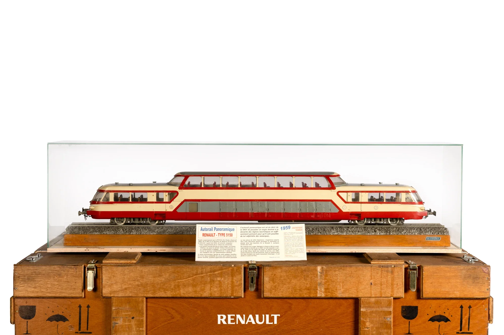 Modèle réduit de train Renault Type 5100 exposé dans une vitrine en verre, posé sur un socle en bois, avec une explication écrite en français en dessous.