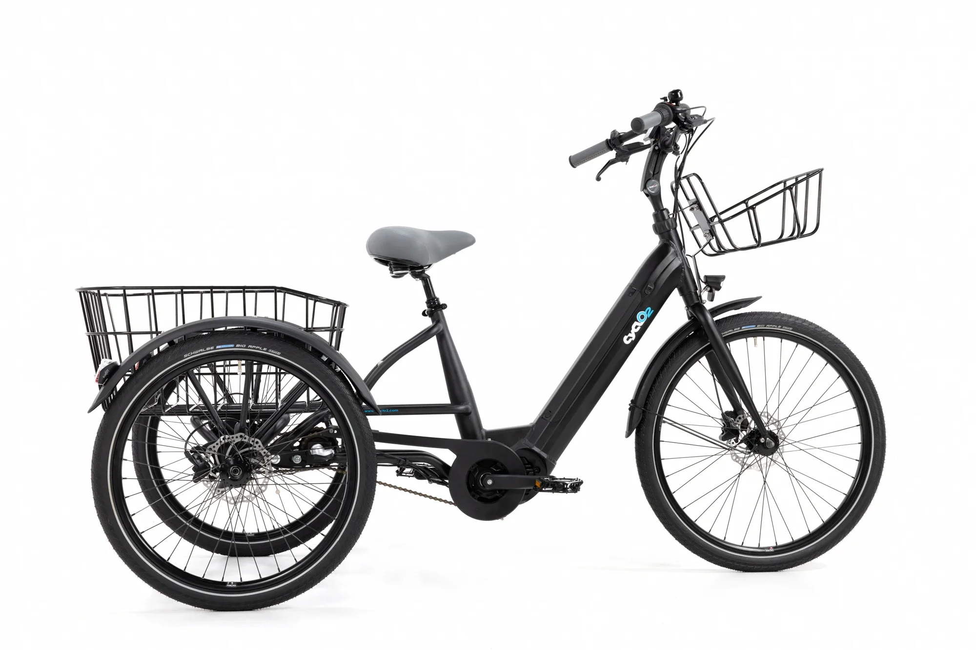 Vélo électrique noir avec panier à l'avant, siège gris, et roues de taille moyenne, sur fond blanc.