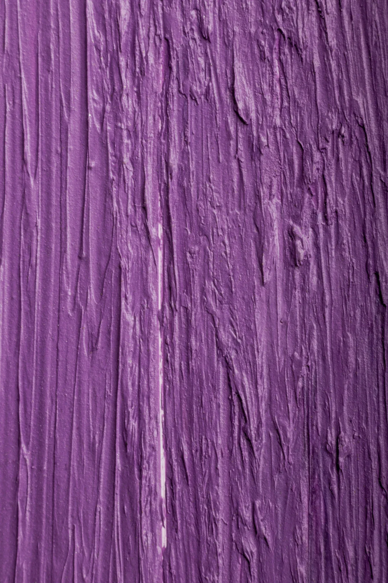 Texture de peinture violette avec des traits visibles et des petites fissures.