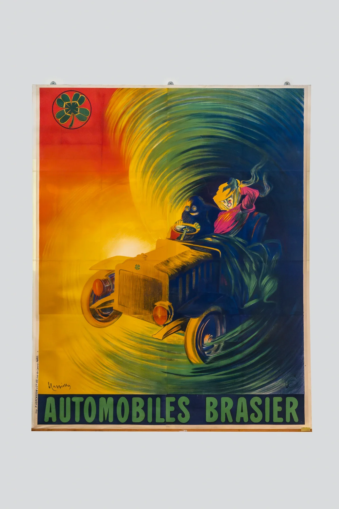 Affiche de propagande vintage représentant une femme conduisant une voiture, avec un fond coloré en tourbillon, et le texte 'Automobiles Brasier' en français.