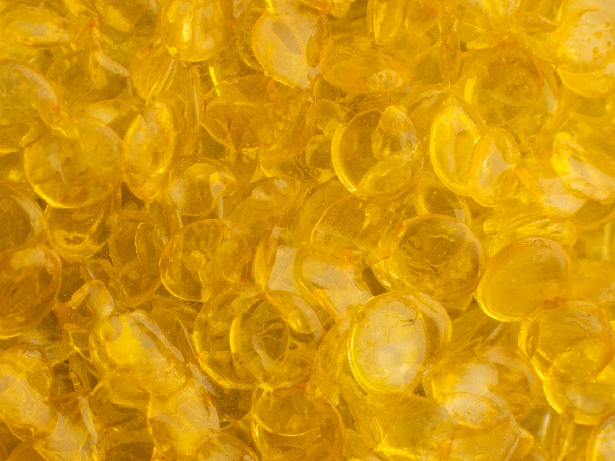 Gros plan de perles de gelée de couleur jaune transparente.