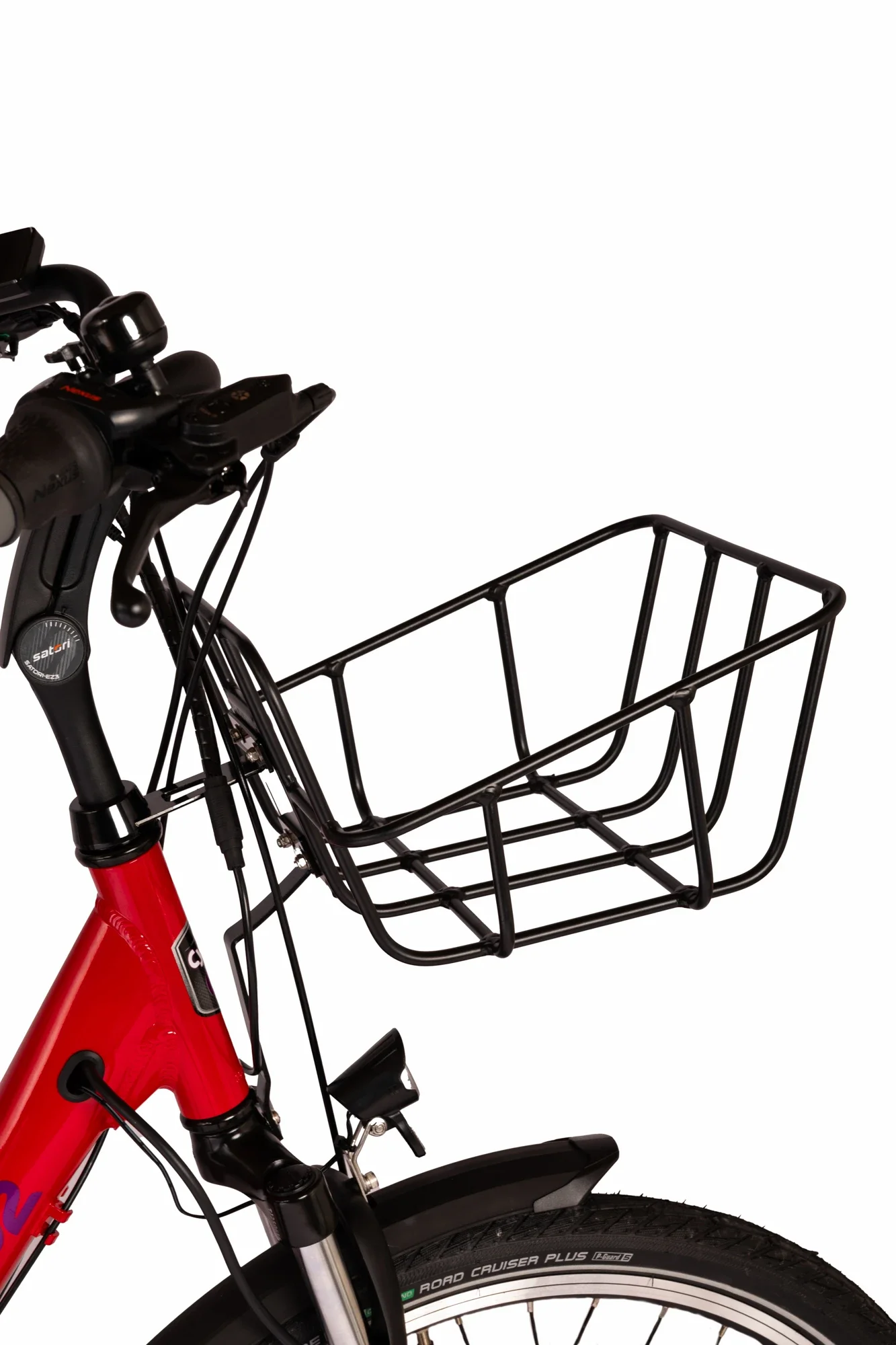 Vélo de montagne rouge avec panier en métal à l'avant, guidon noir, frein, suspension et pneu.