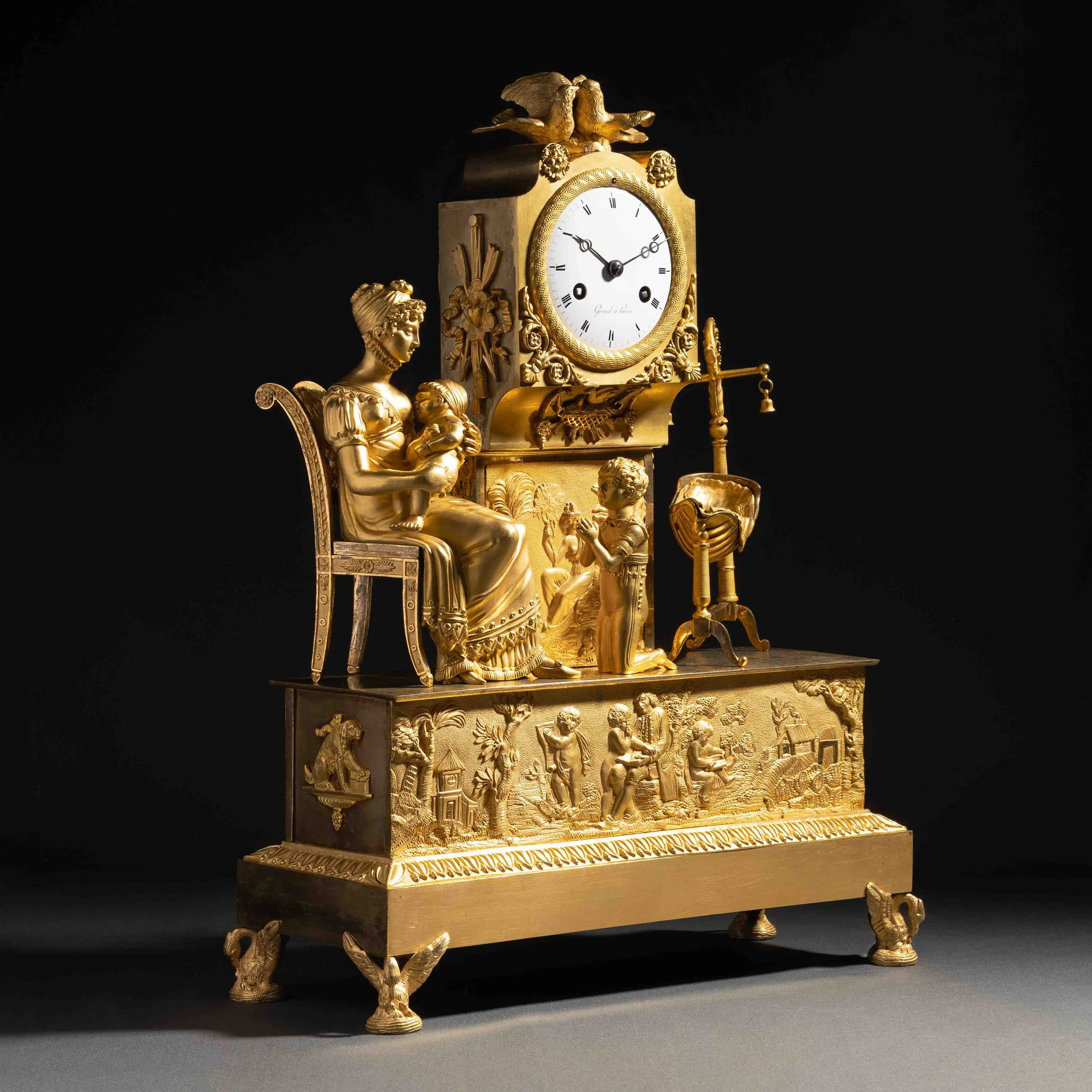 Une horloge ancienne en or ornée de sculptures représentant des figures mythologiques, des animaux et des motifs détaillés, avec un cadran blanc et des chiffres romains.