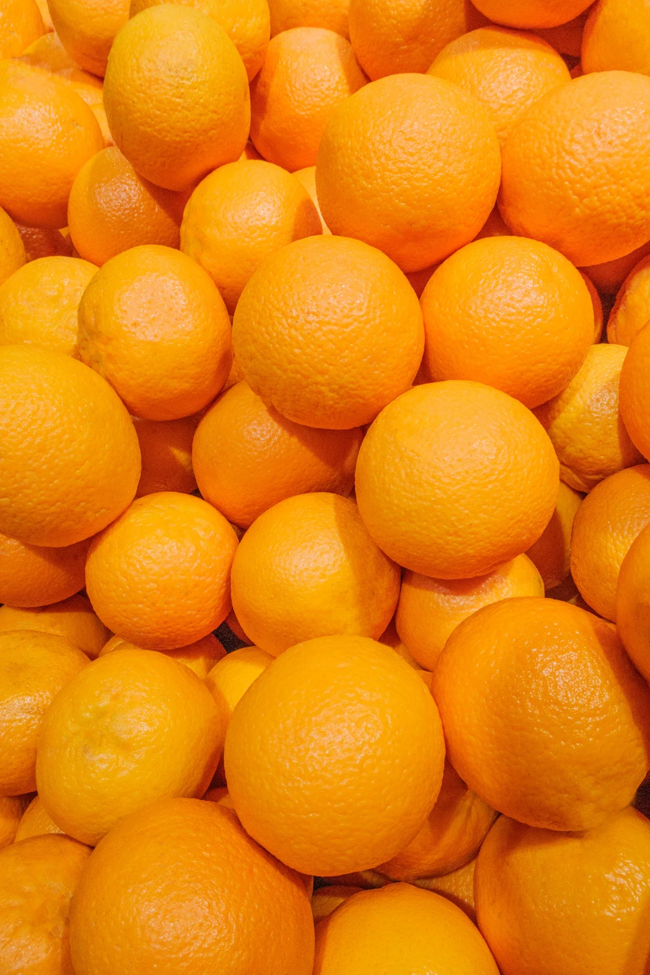 Un tas d'oranges jaunes.