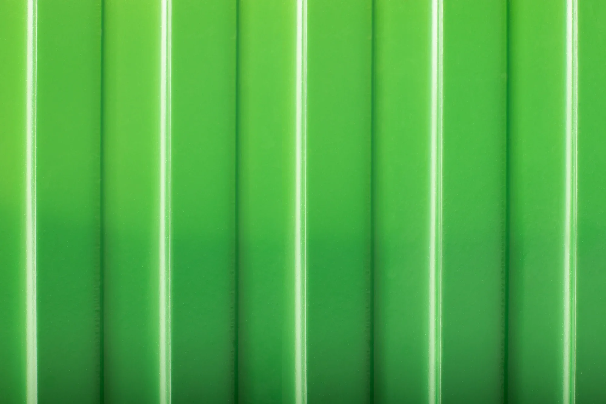 Close-up d'organes verts rectangulaires avec des lignes lumineuses verticales.