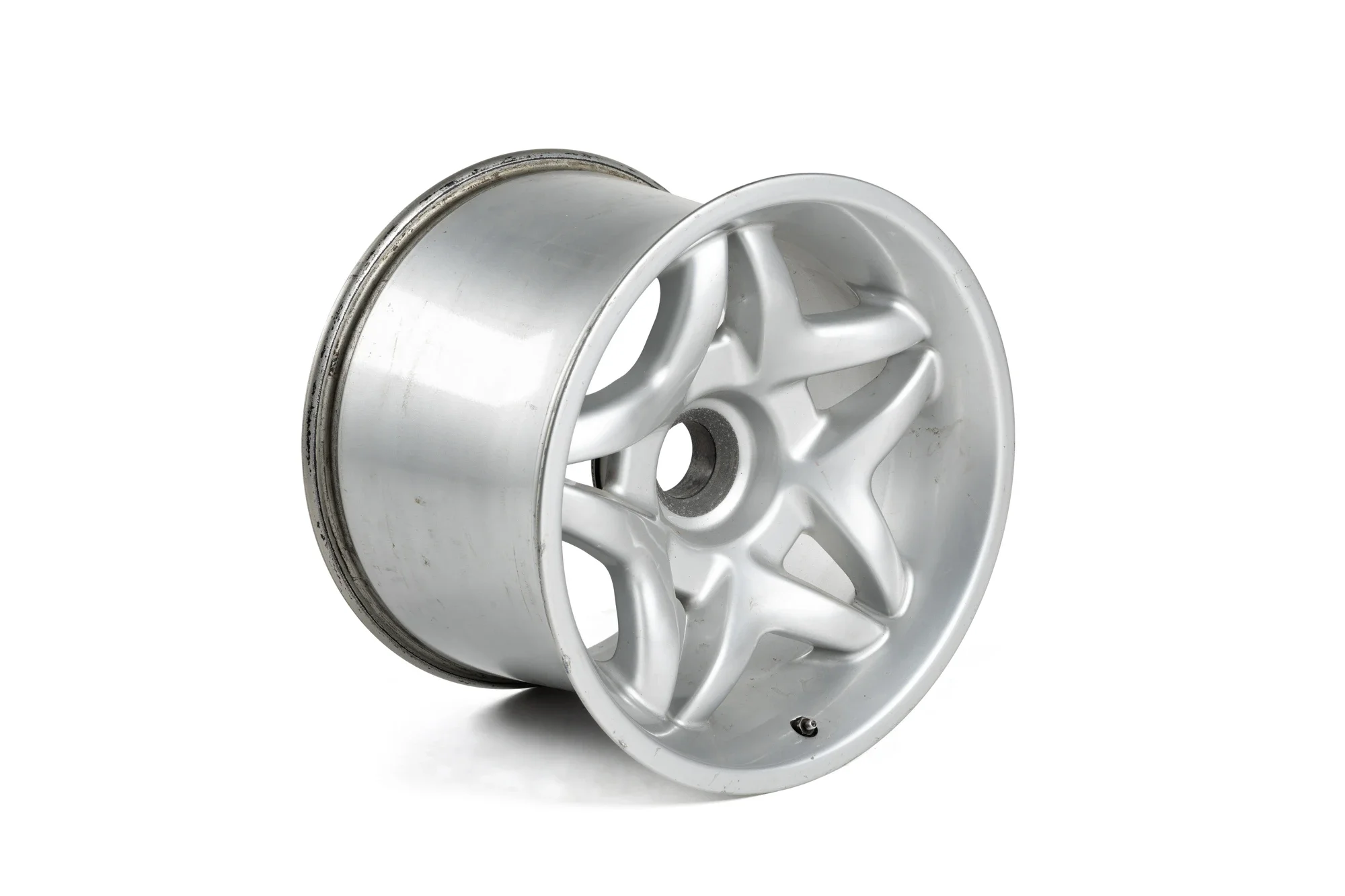 Deux roues en alliage d'aluminium, une avec un pneu, les deux sont visibles contre un fond blanc.