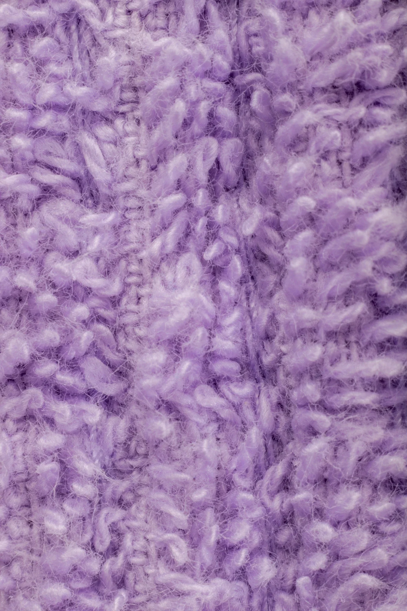 Gros plan de laine violette bouclée et pelucheuse.