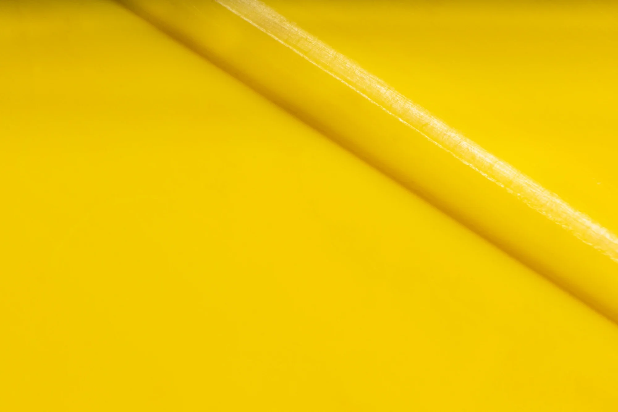 Surface jaune avec feuille de limonade en diagonale.