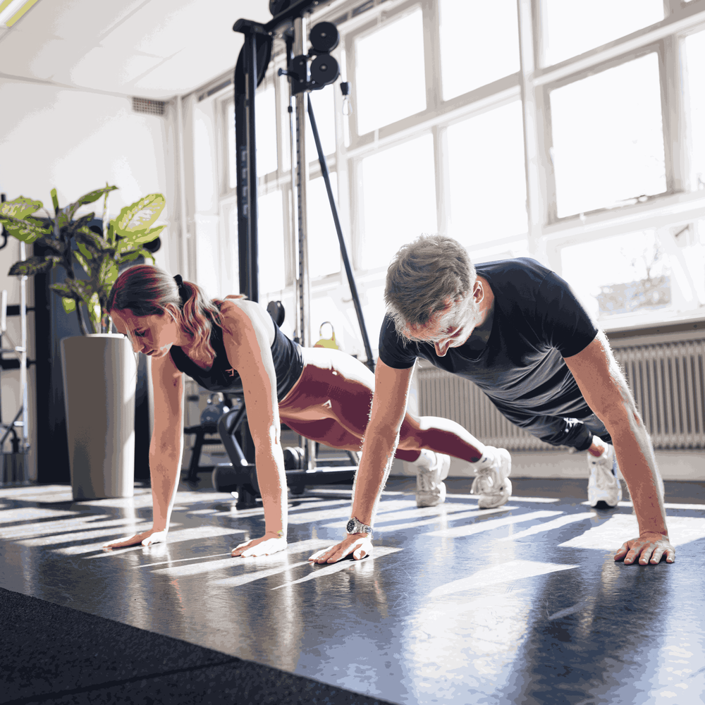 Persoonlijke begeleiding bij een push-up in de Keep On Track-studio
