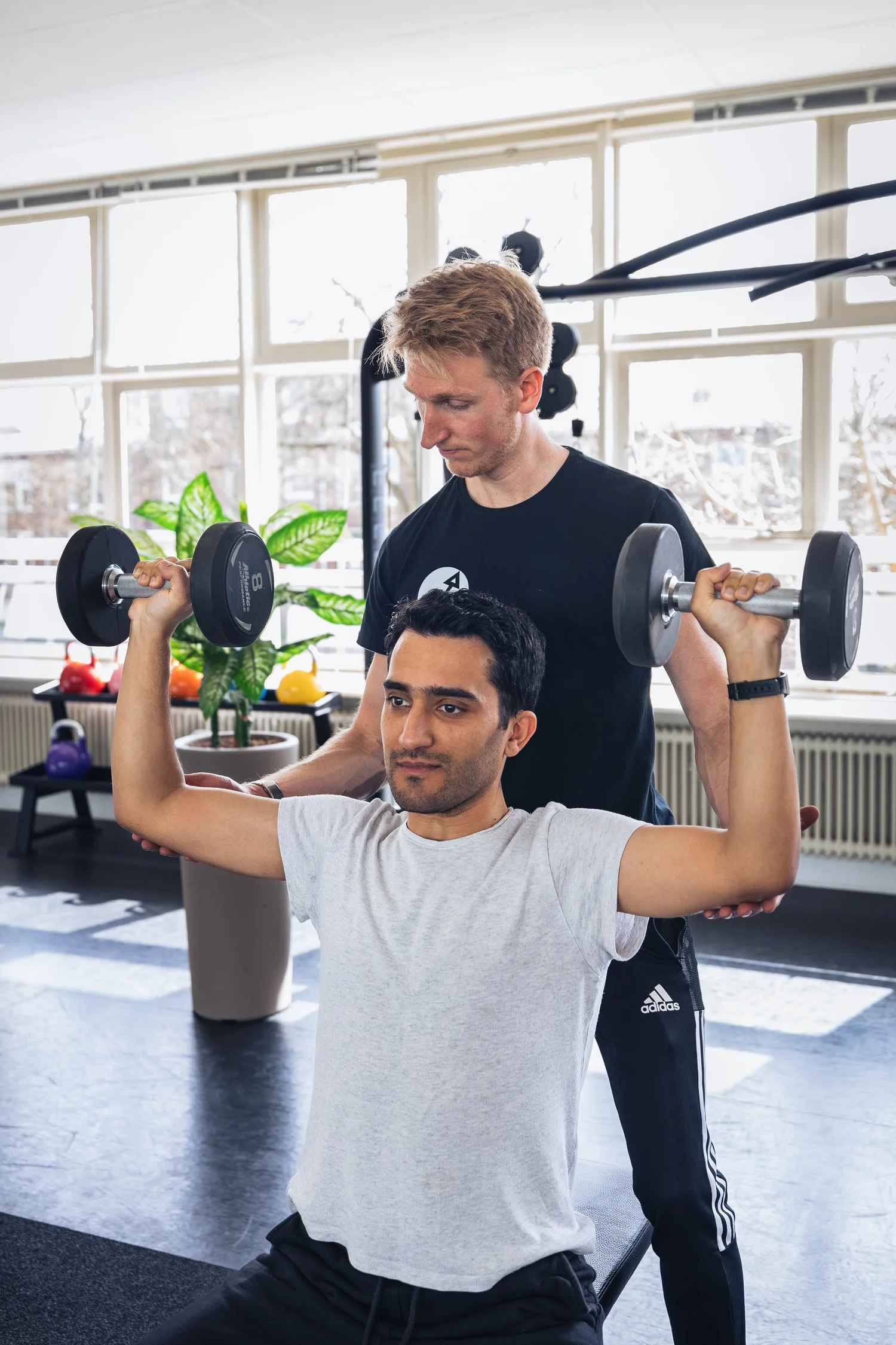 Persoonlijke begeleiding tijdens een training bij Keep On Track in Haarlem