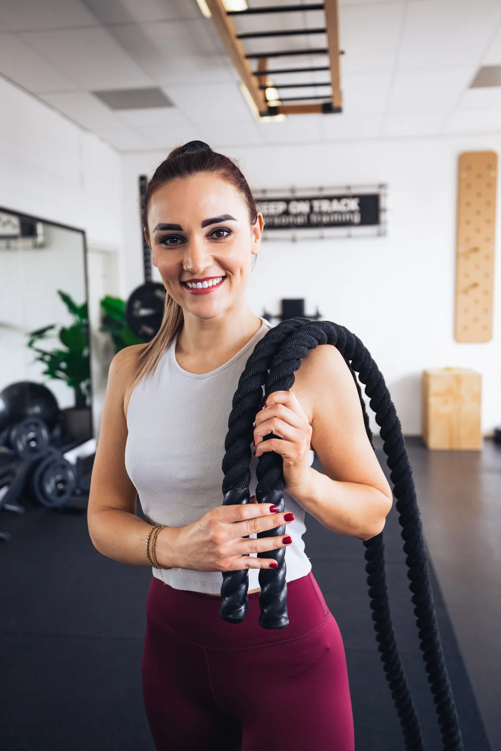 Sporter met battle ropes in de Keep On Track-studio in Haarlem
