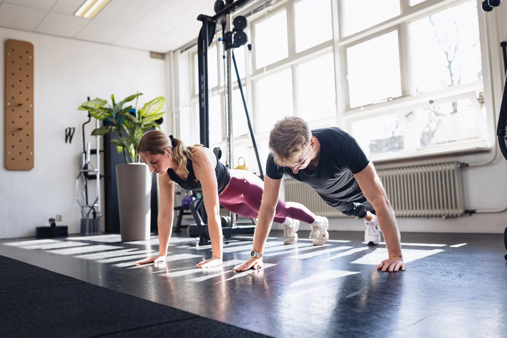 Een trainer begeleidt een sporter in de PT-studio in Haarlem
