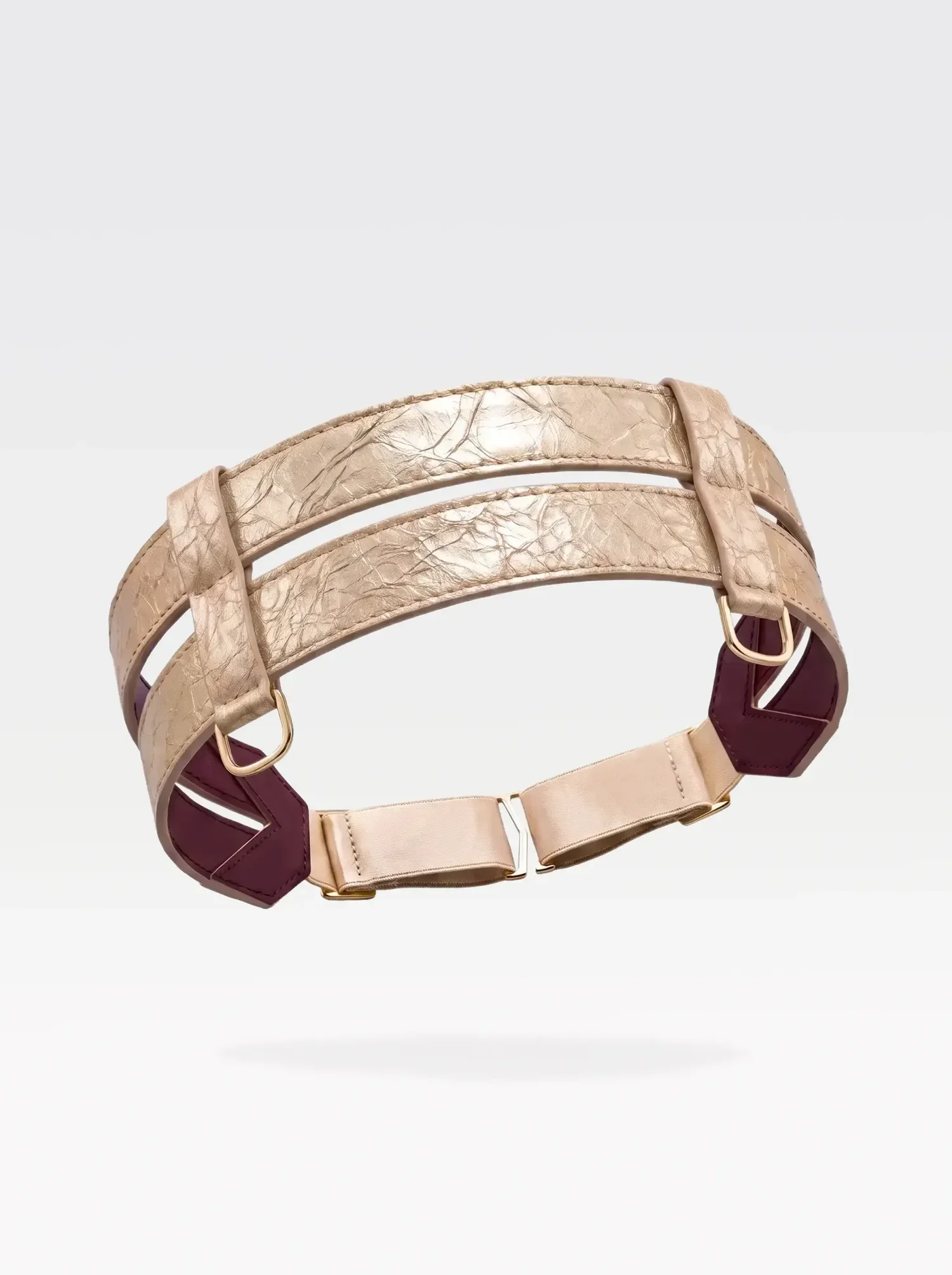 Cintura Sainte Sve in pelle laminata oro con terminali mosto, still life realizzato con AI