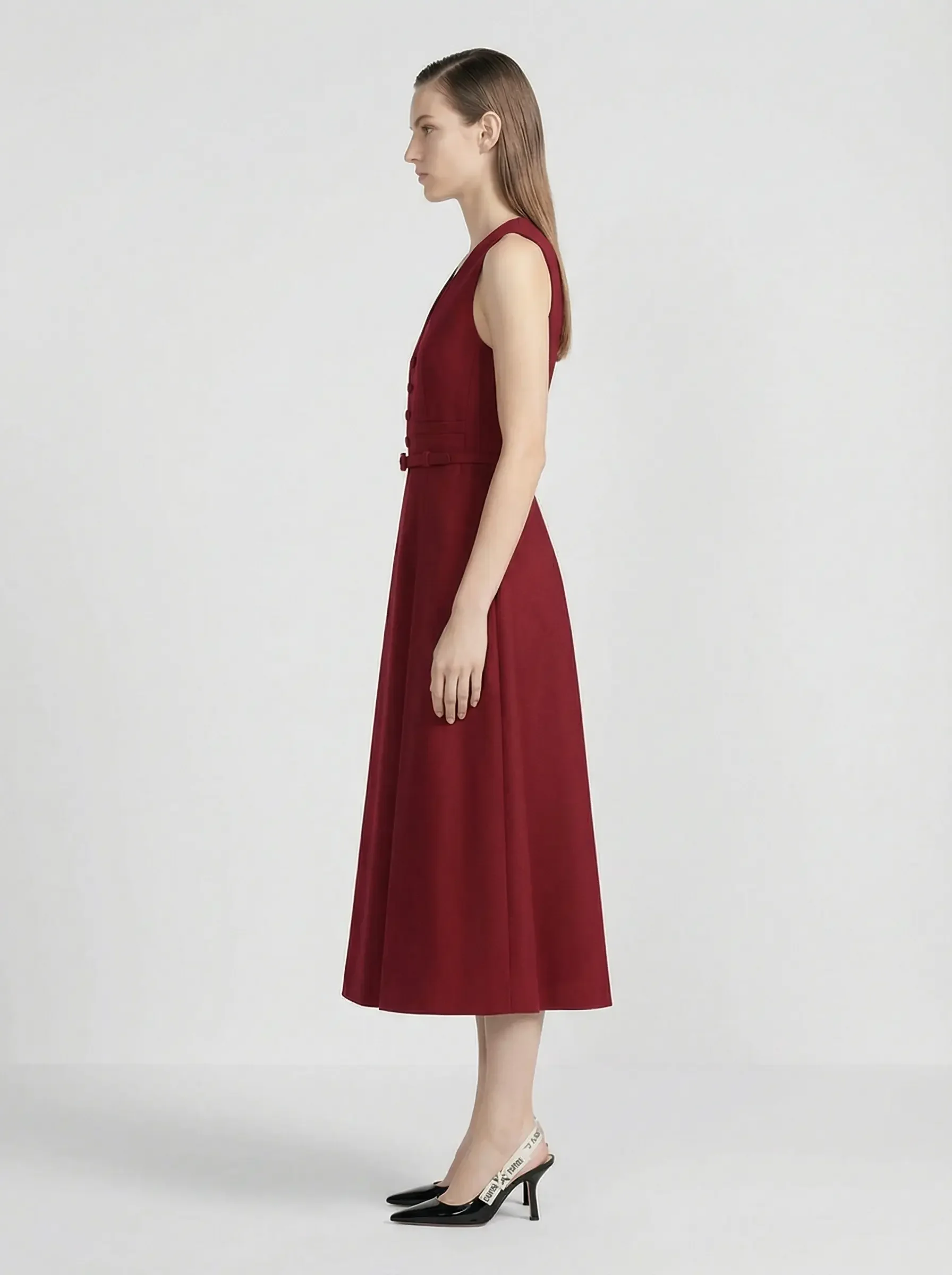 modella abito rosso decolte nere