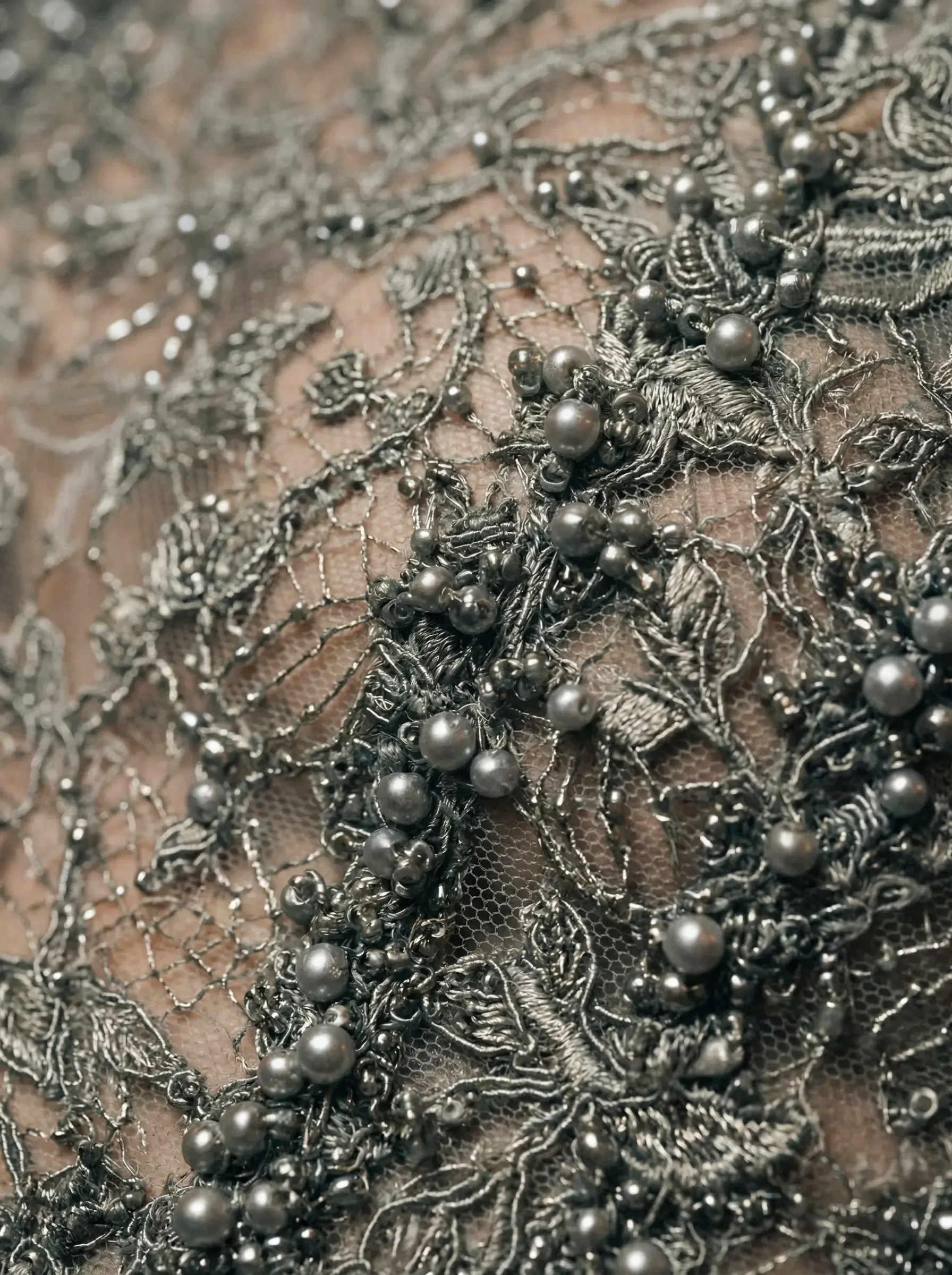 dettaglio modella virtuale AI campagna moda atelier.webp