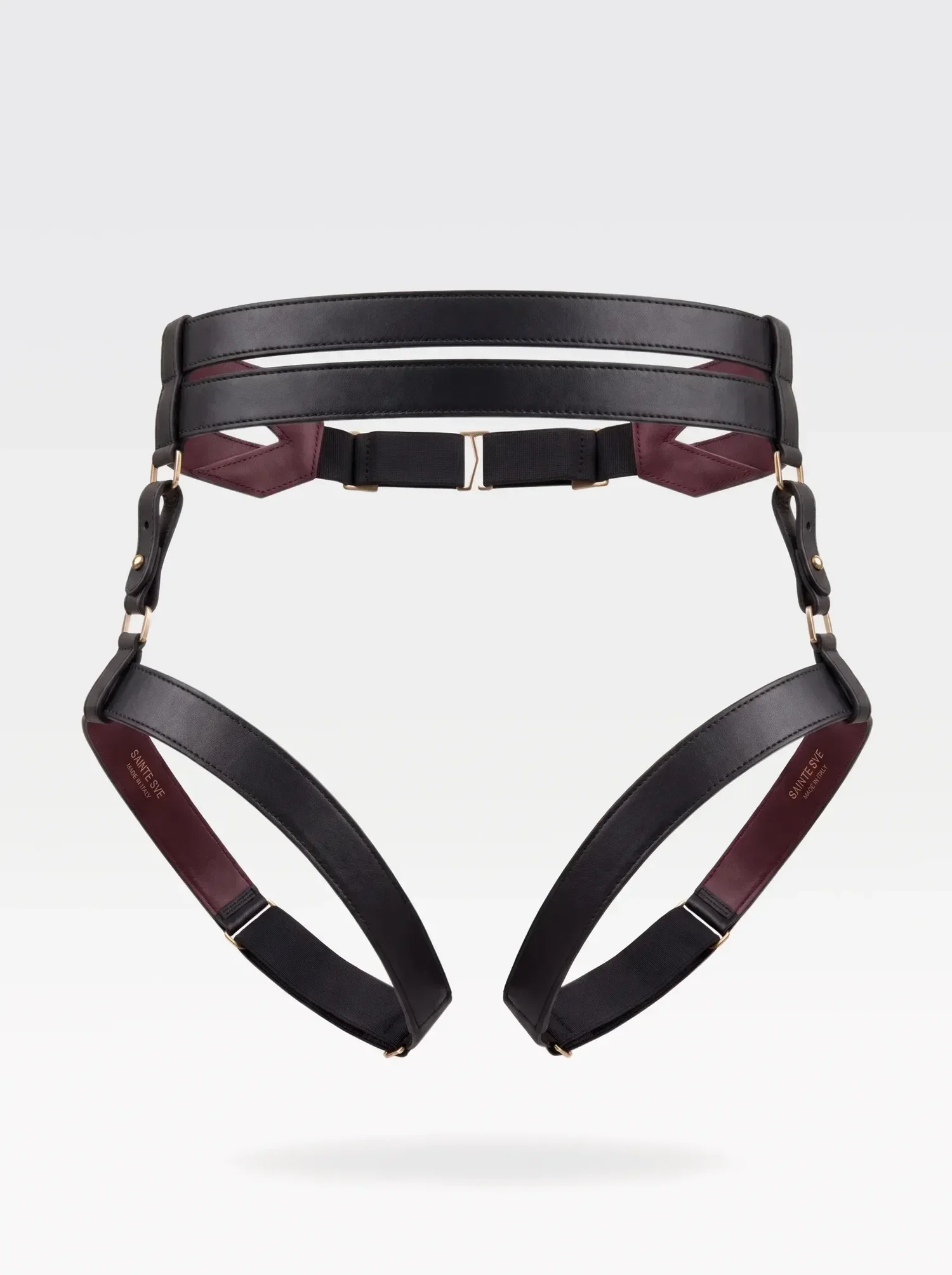 Belt Plus Sainte Sve in nappa nera con fasce per le cosce, still life realizzato con AI