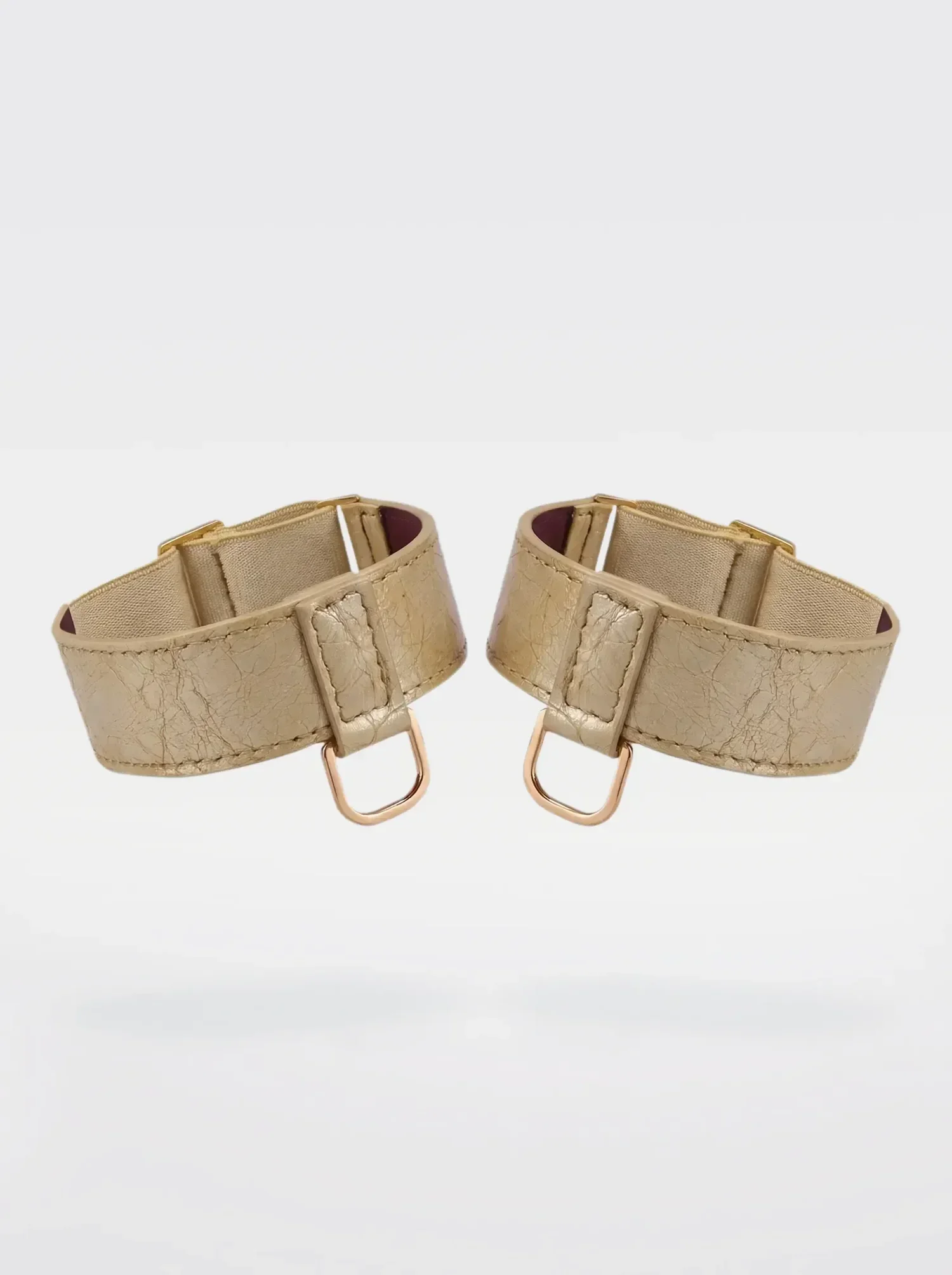 Bracciali da braccio Sainte Sve in pelle laminata oro, coppia, still life realizzato con AI