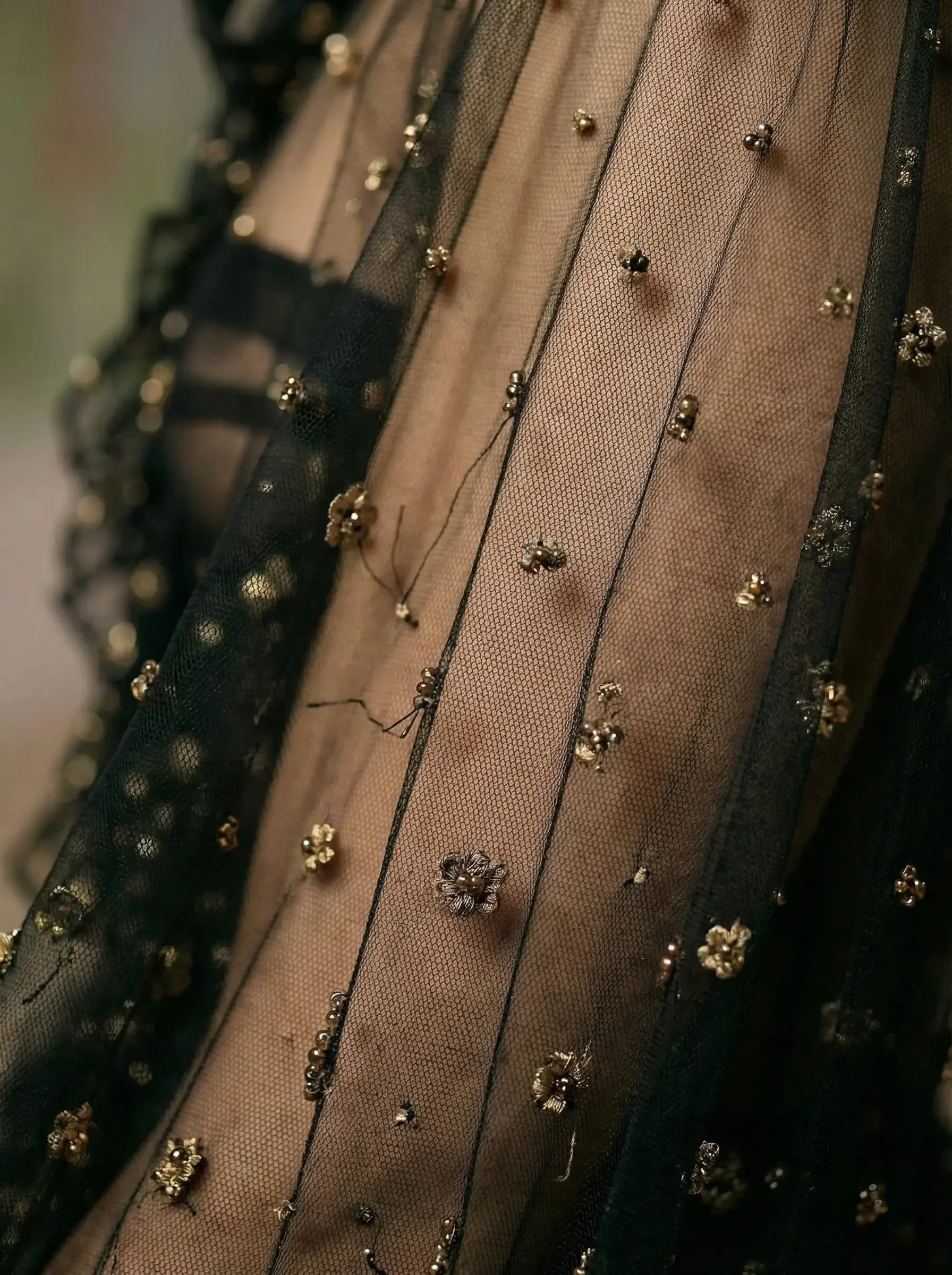 dettaglio modella virtuale AI campagna moda atelier.webp