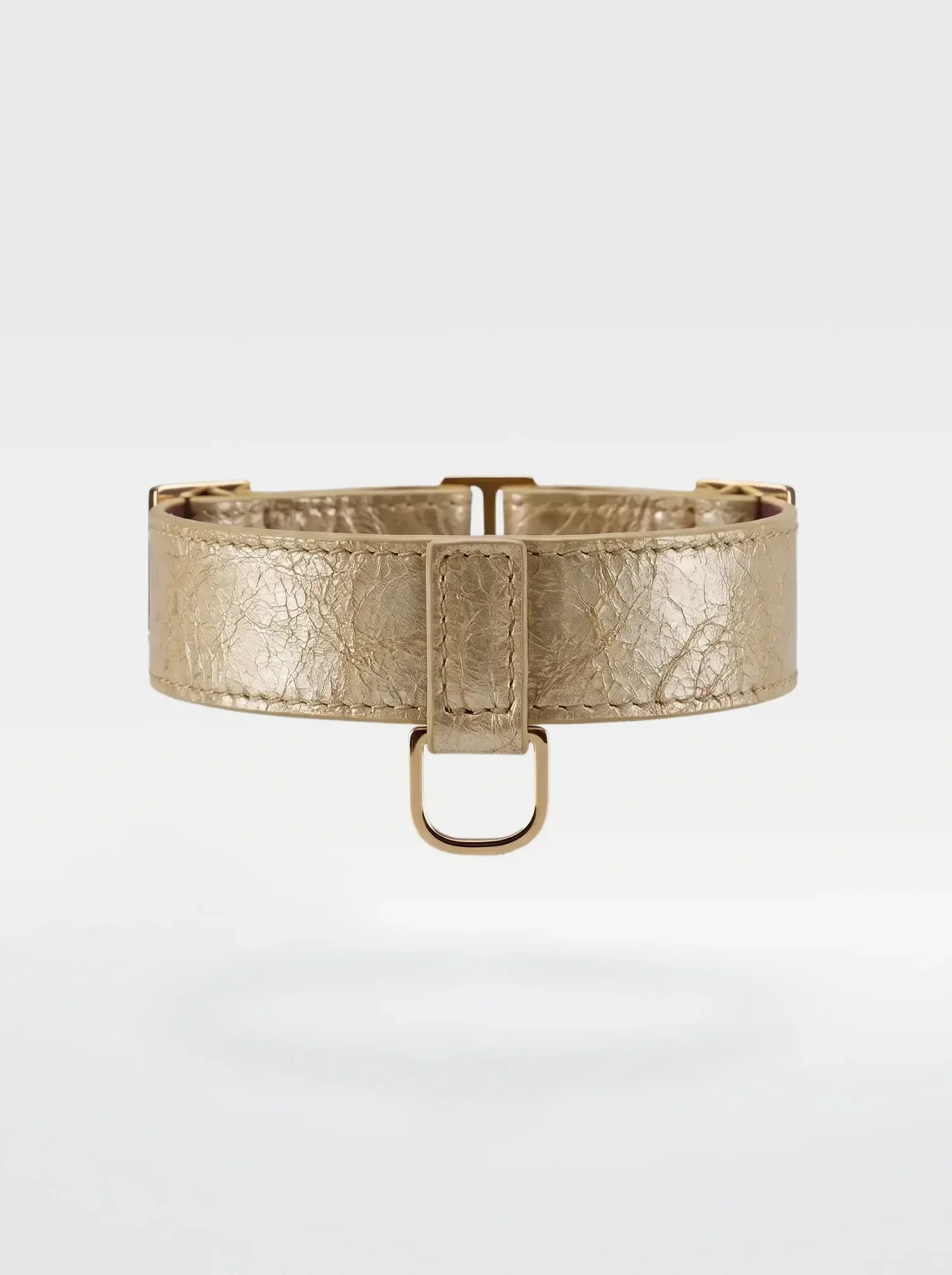 Choker Sainte Sve in pelle laminata oro con anello a D dorato, still life realizzato con AI
