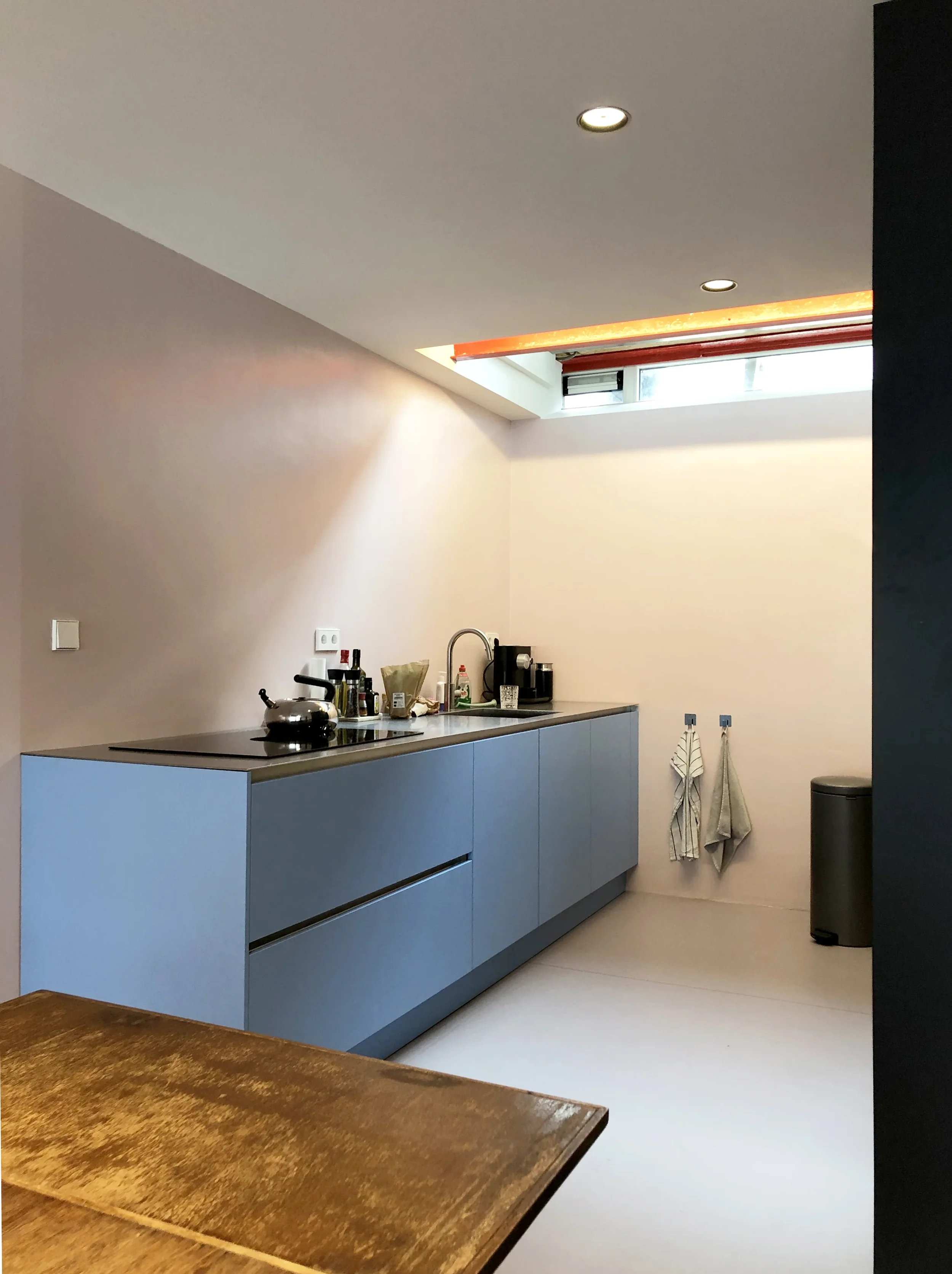 Vrolijke en kleurrijke keuken van de woning in Rotterdam. Het eigentijdse ontwerp is licht en van alle gemakken voorzien.