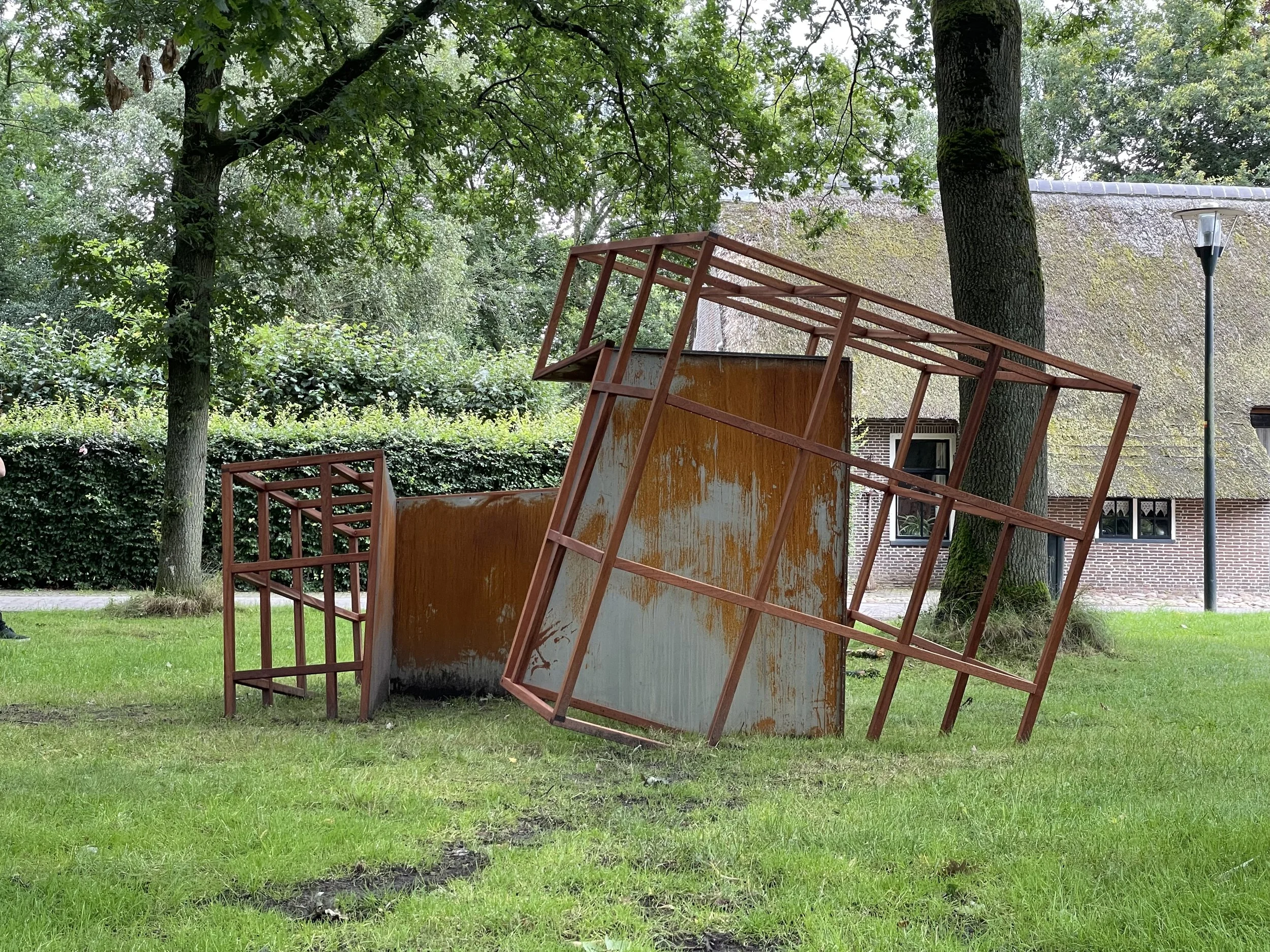 Het materiaal van de Folly vergaat langzaam