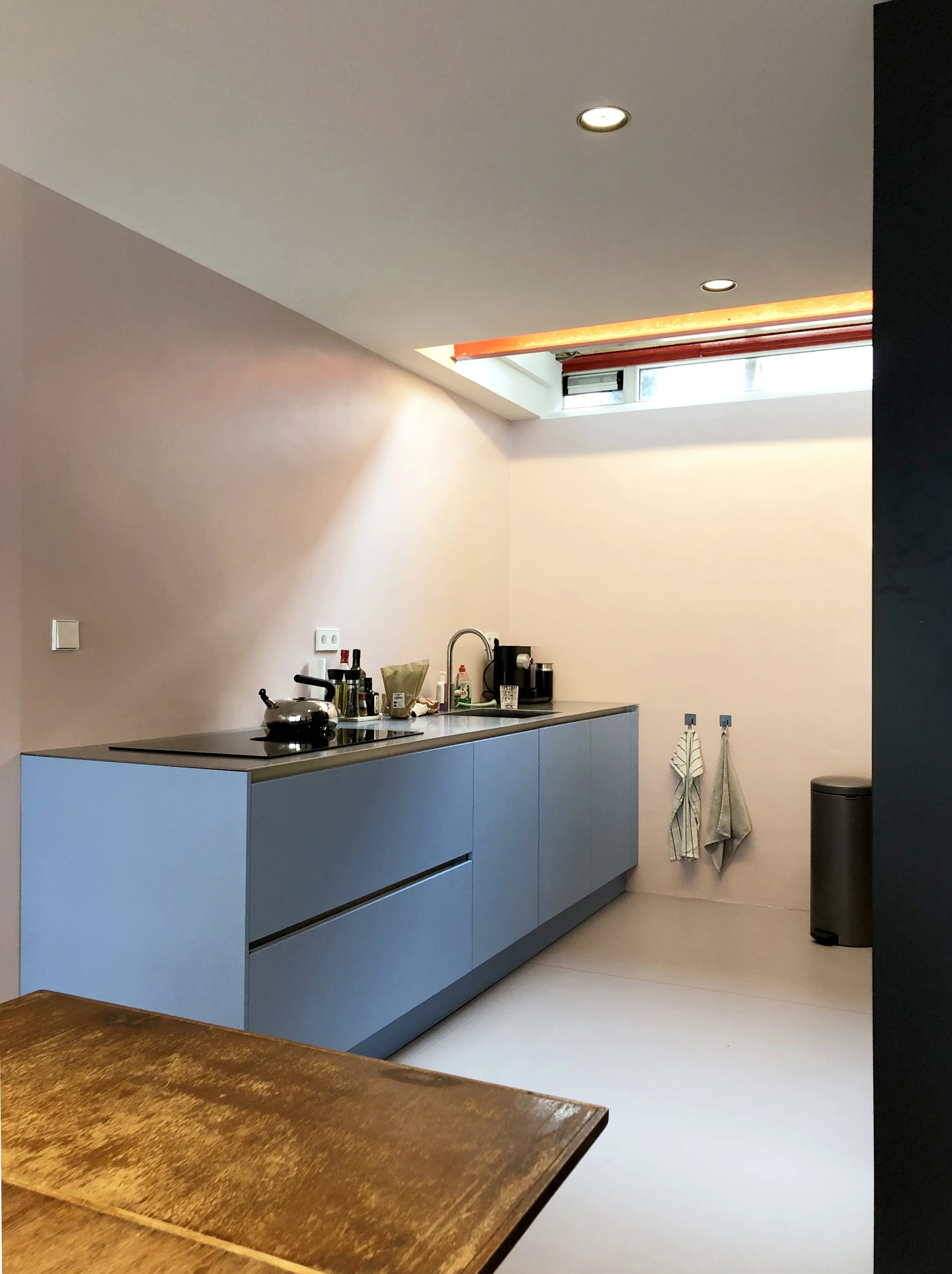 Vrolijke en kleurrijke keuken van de woning in Rotterdam. Het eigentijdse ontwerp is licht en van alle gemakken voorzien.