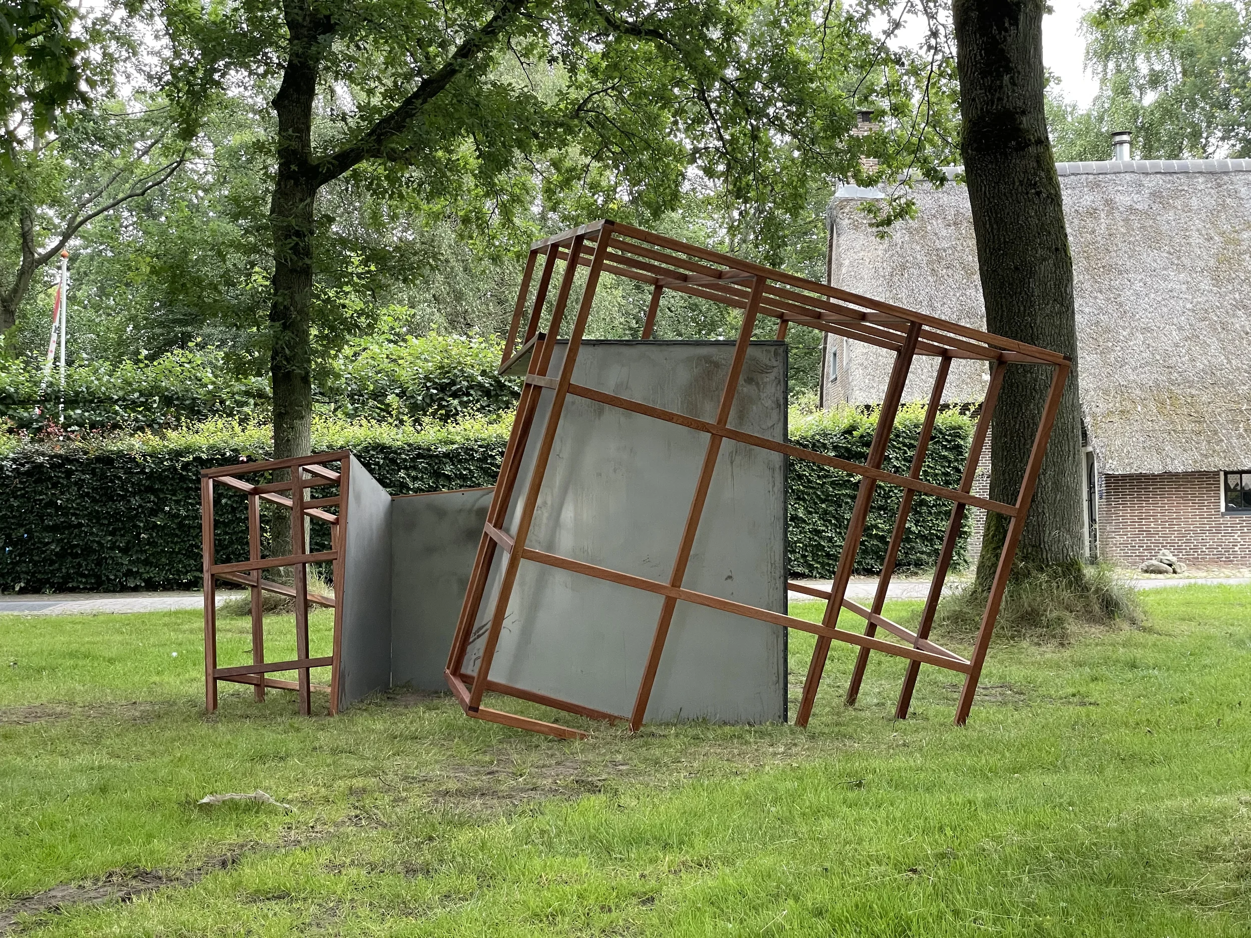 De gebouwde Folly staat buiten in Norg en is onderdeel van de kunstroute van Folly Art Norg.