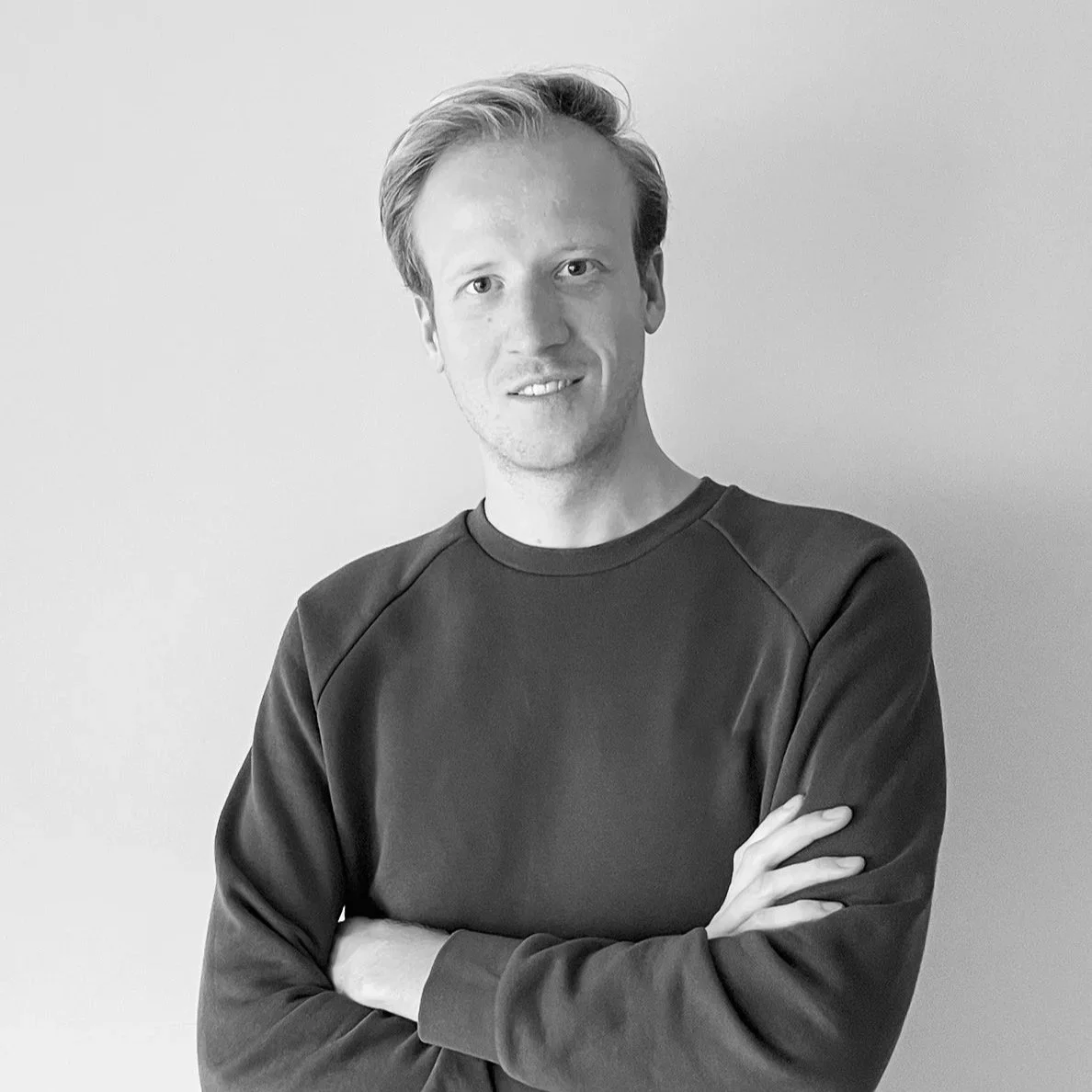 Zwart-wit foto van Klaas de Jong - de oprichter van kaos architecture.