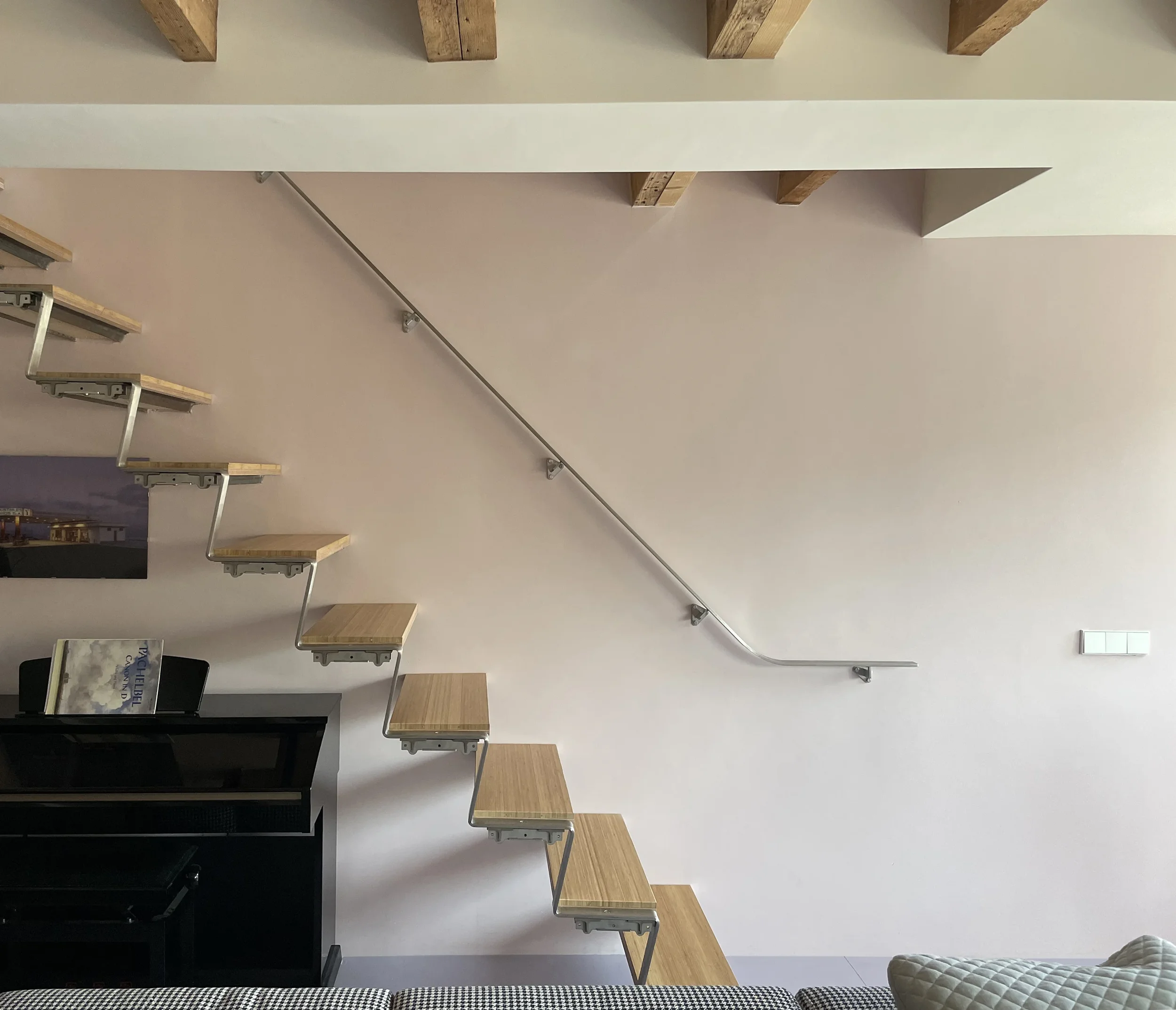 Verduurzaming van jaren 30 woning in de stad, vernieuwd met frisse kleuren en duurzame materialen. Duurzaam en modern ontwerp.