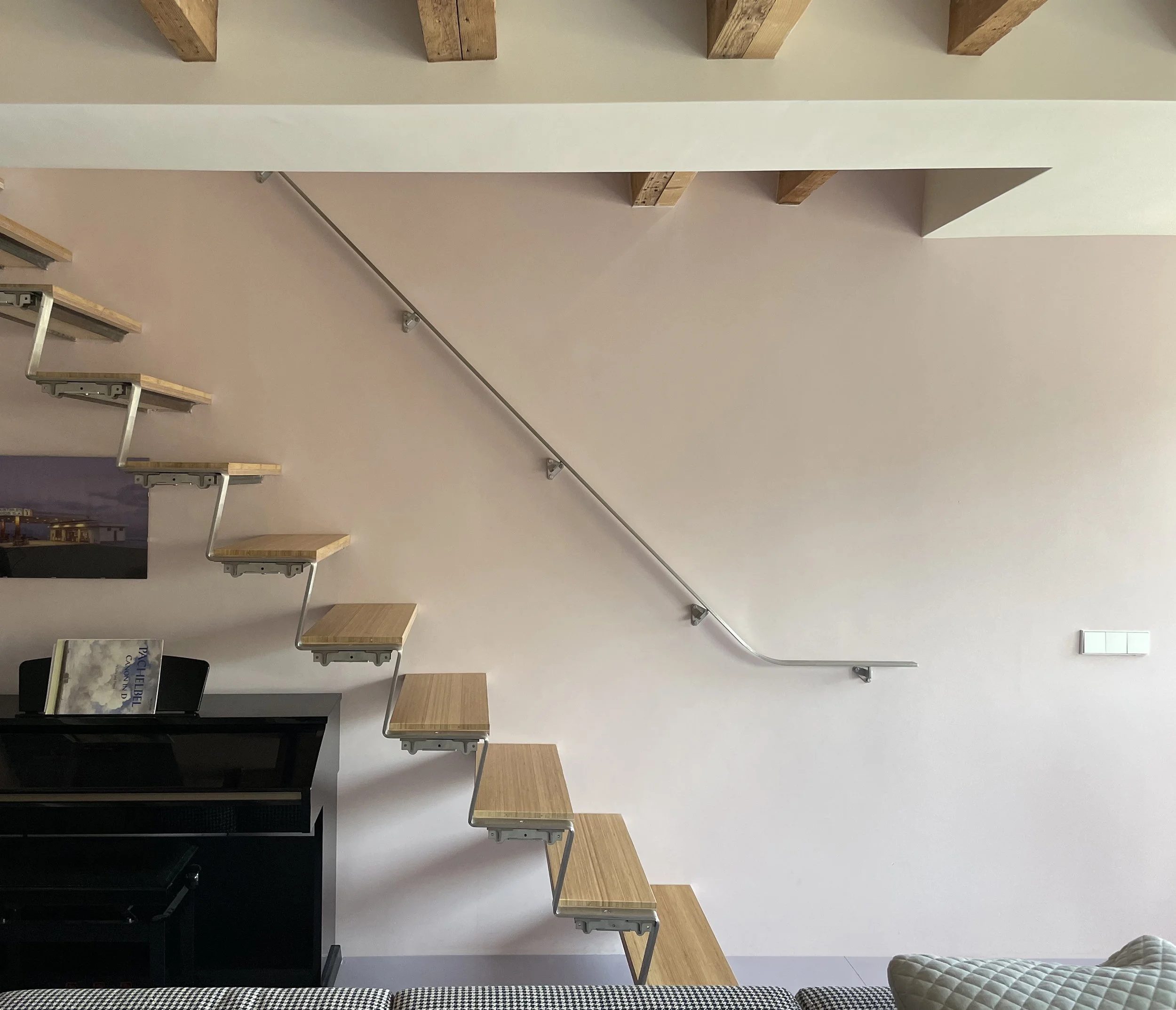 Zwevende trap en metalen trapleuning in gerenoveerde woning Rotterdam