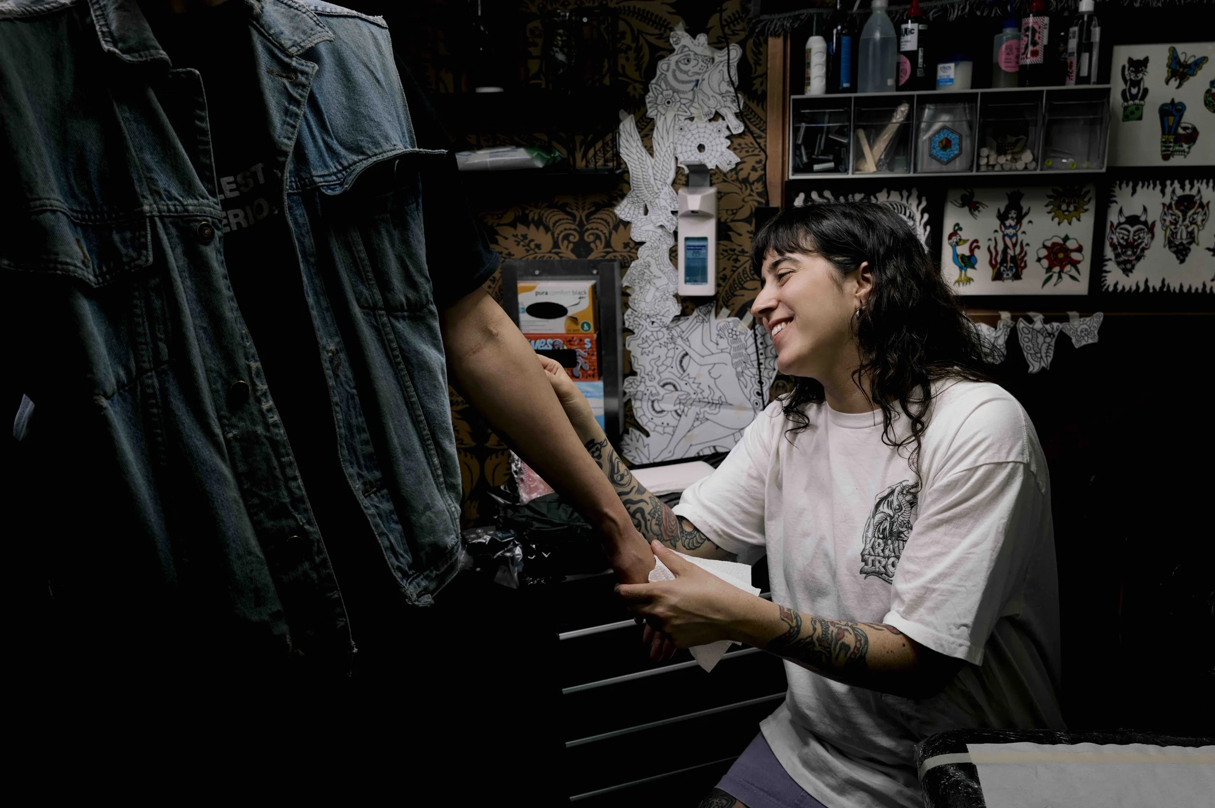 Instagram profile of Abra Tattoo Berlin featuring traditional tattoos, old school designs, and custom tattoo inspiration.