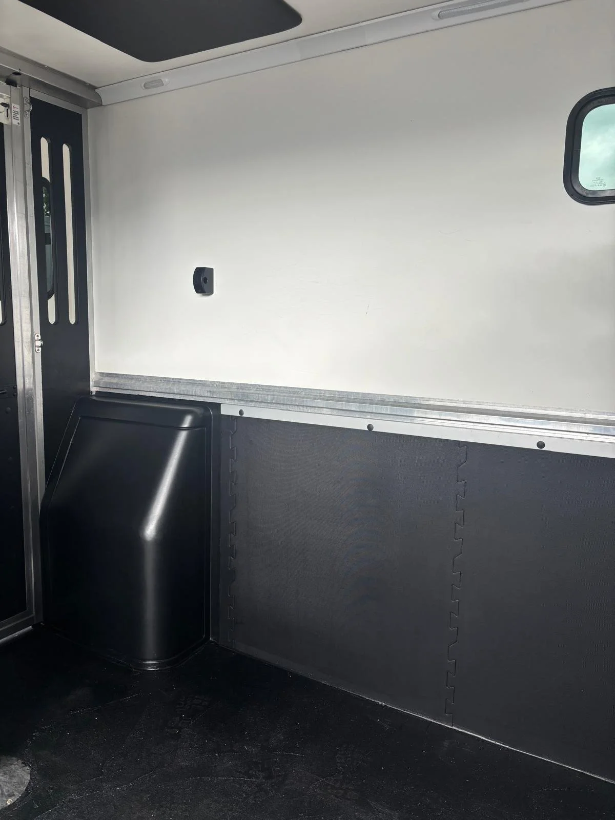 6_OL_Grey_Horsebox_2022.jpeg