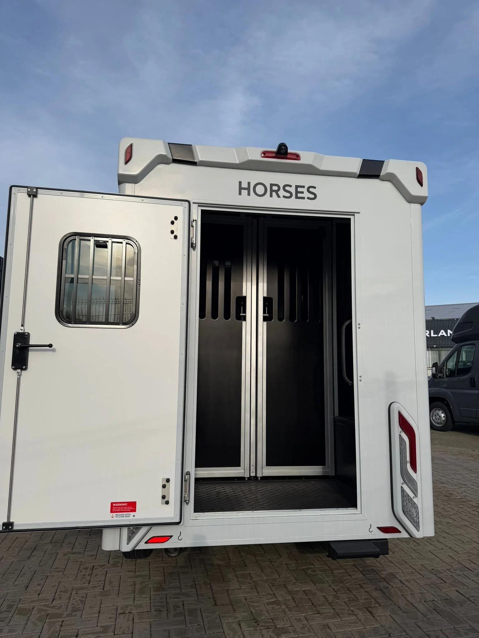 9_OL_Ice_White_Horsebox_2026.jpeg