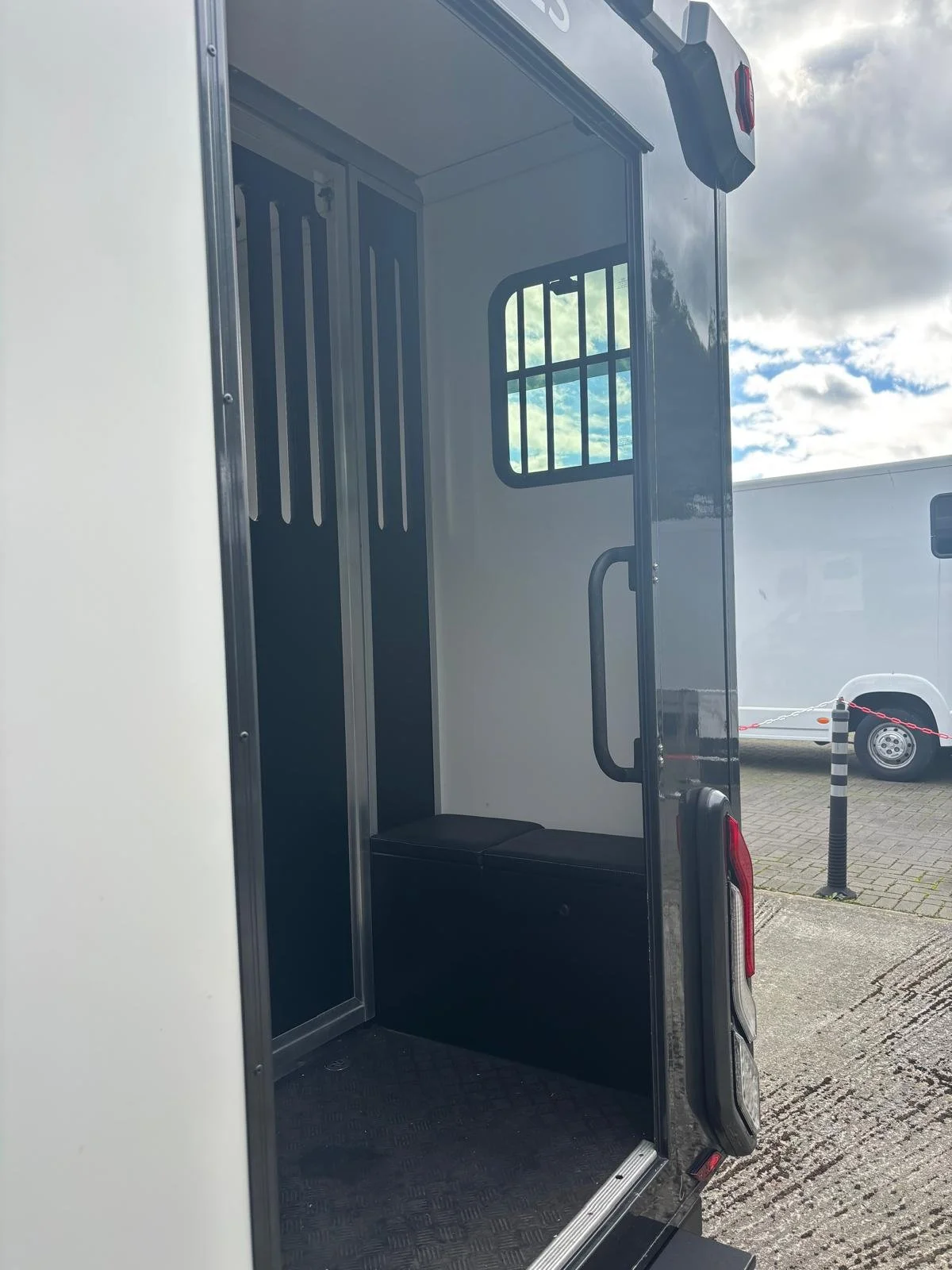 9_OL_Grey_Horsebox_2022.jpeg