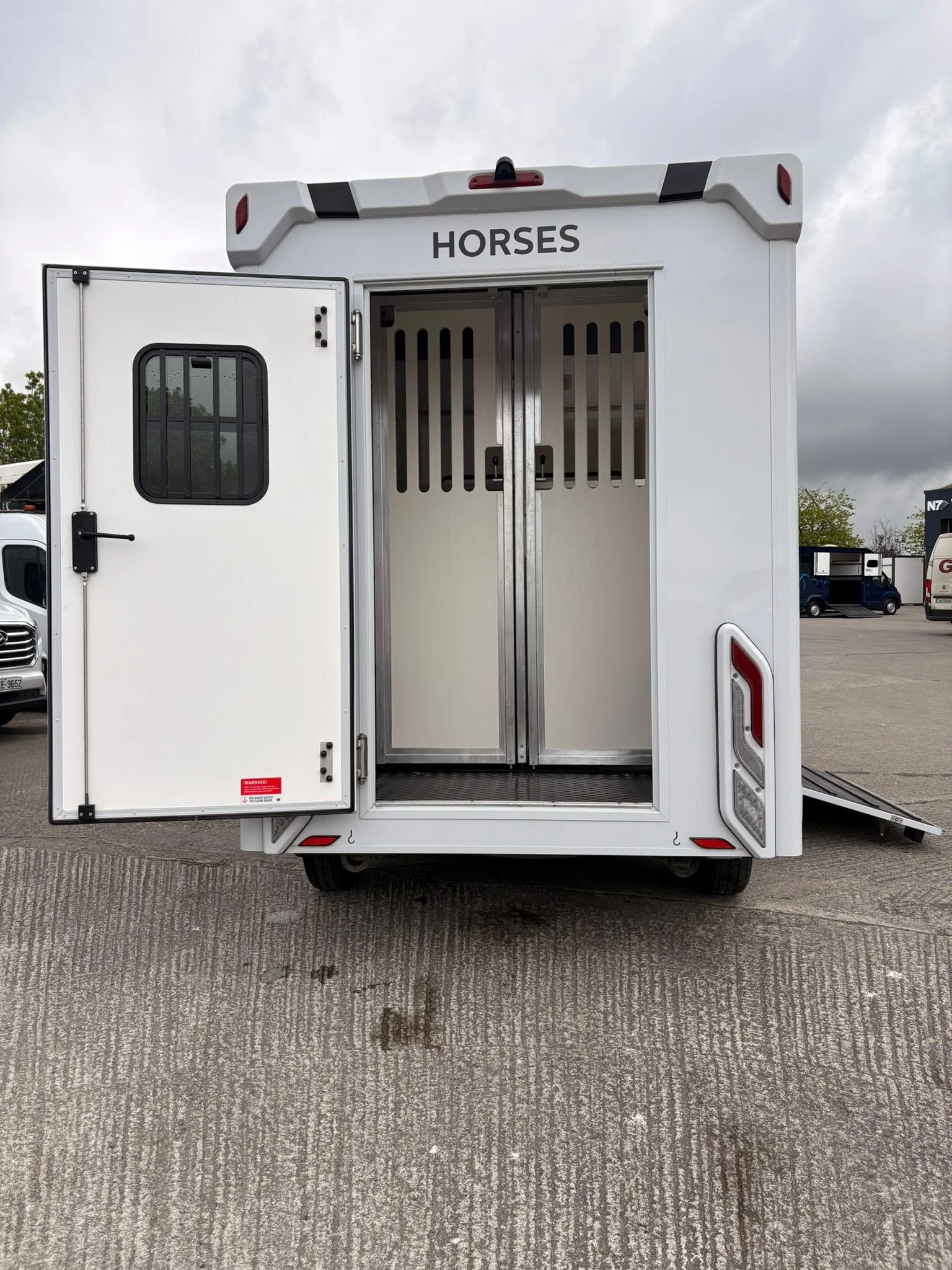 4_OL_White_Horsebox_64200KM_Used.jpeg