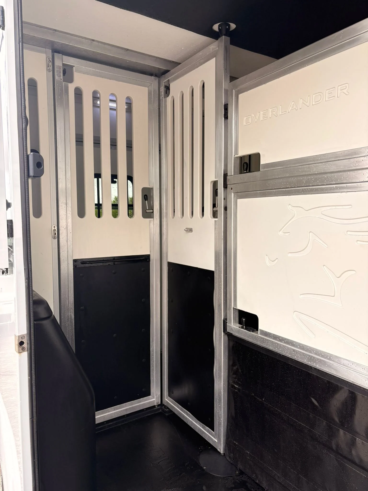 7_OL_White_Horsebox_64180KM_Used.jpeg