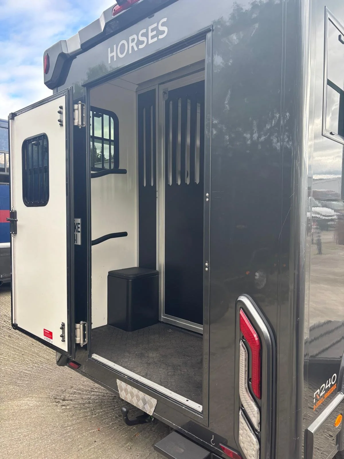 8_OL_Grey_Horsebox_2022.jpeg