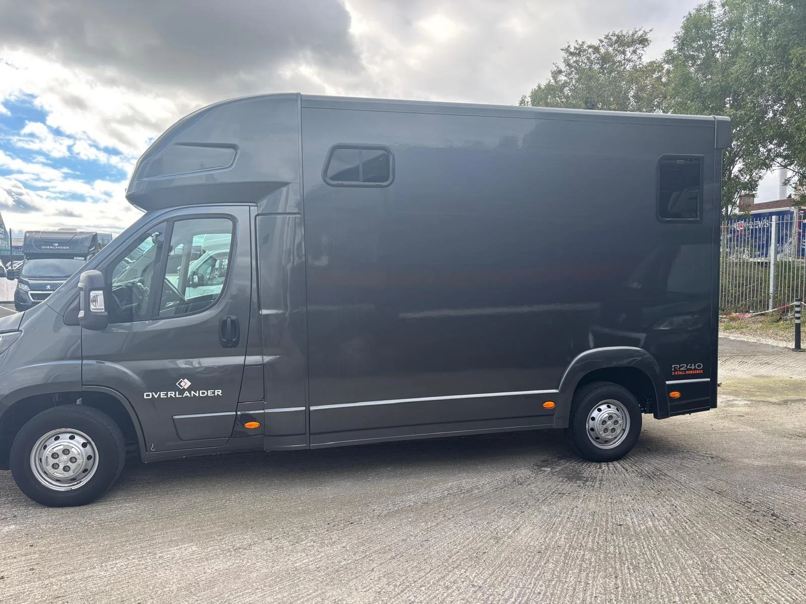 1_OL_Grey_Horsebox_2022.jpeg